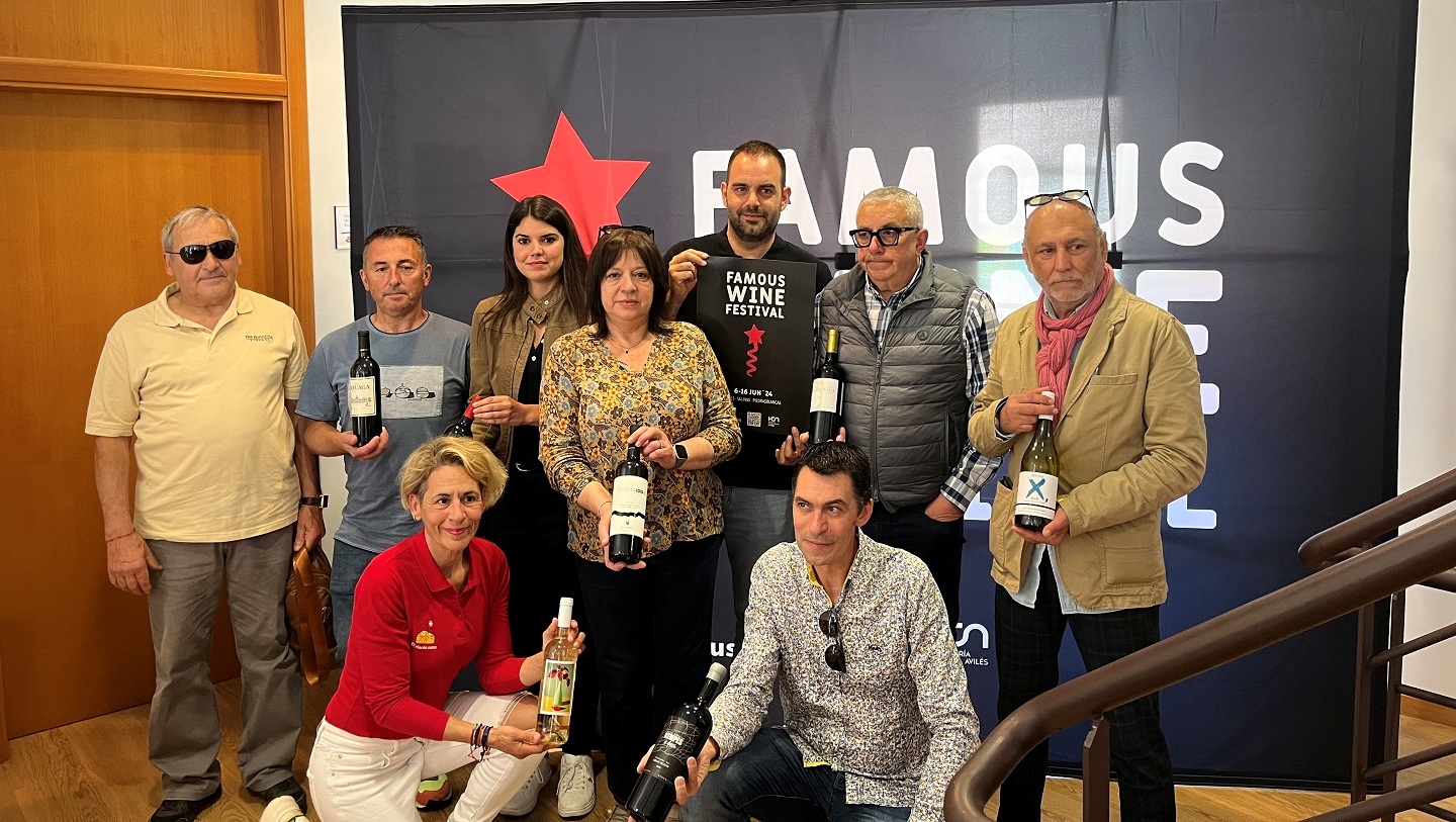 Raquel Ruiz, junto a responsables de las vinaterías participantes y David Fernández-Prada, director técnico del festival