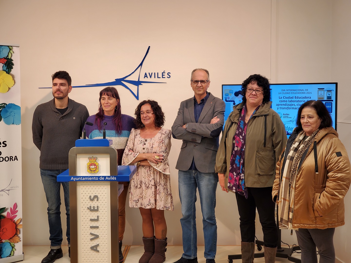 Augusto Hoyo, director del IES La Magdalena; Cruz Fdez. Heres, responsable del Centro de Atención a Personas Sin Hogar; Putxi Pires, técnica del Servicio municipal de Educación; Juan Carlos Guerrero, concejal de Educación; Carmen Mosegui, responsable del programa 'Avilés Ciudad Amigable con las Personas Mayores'; y Ana María Díaz, vicepresidenta de la Asociación Rey Pelayo.