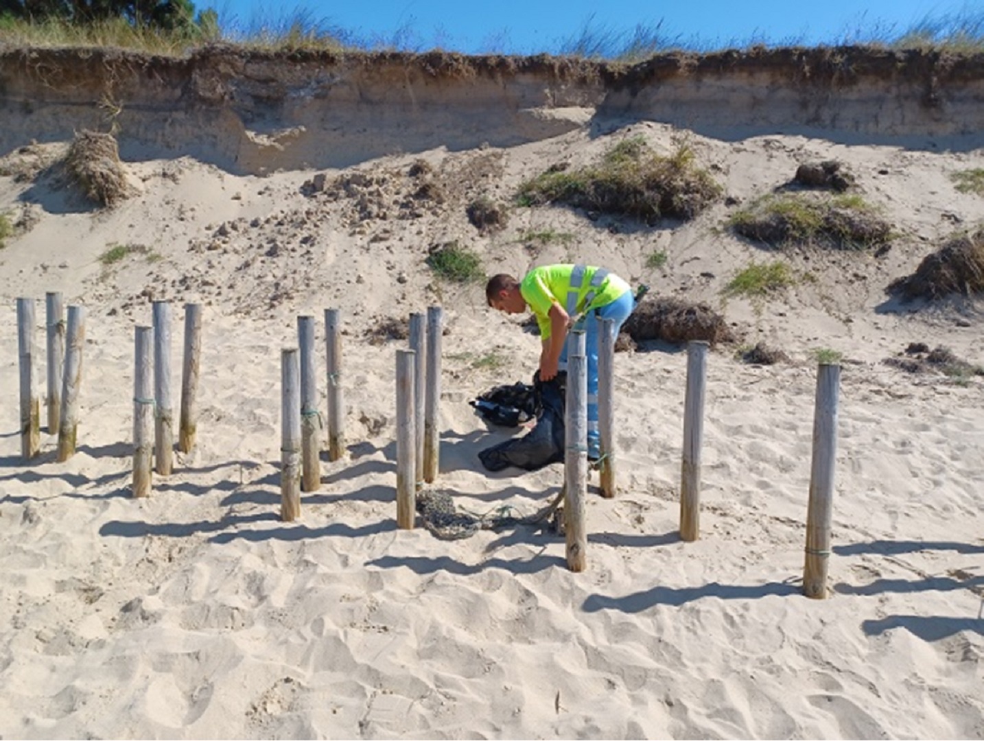 Labores de limpieza en la playa de San Balandrán