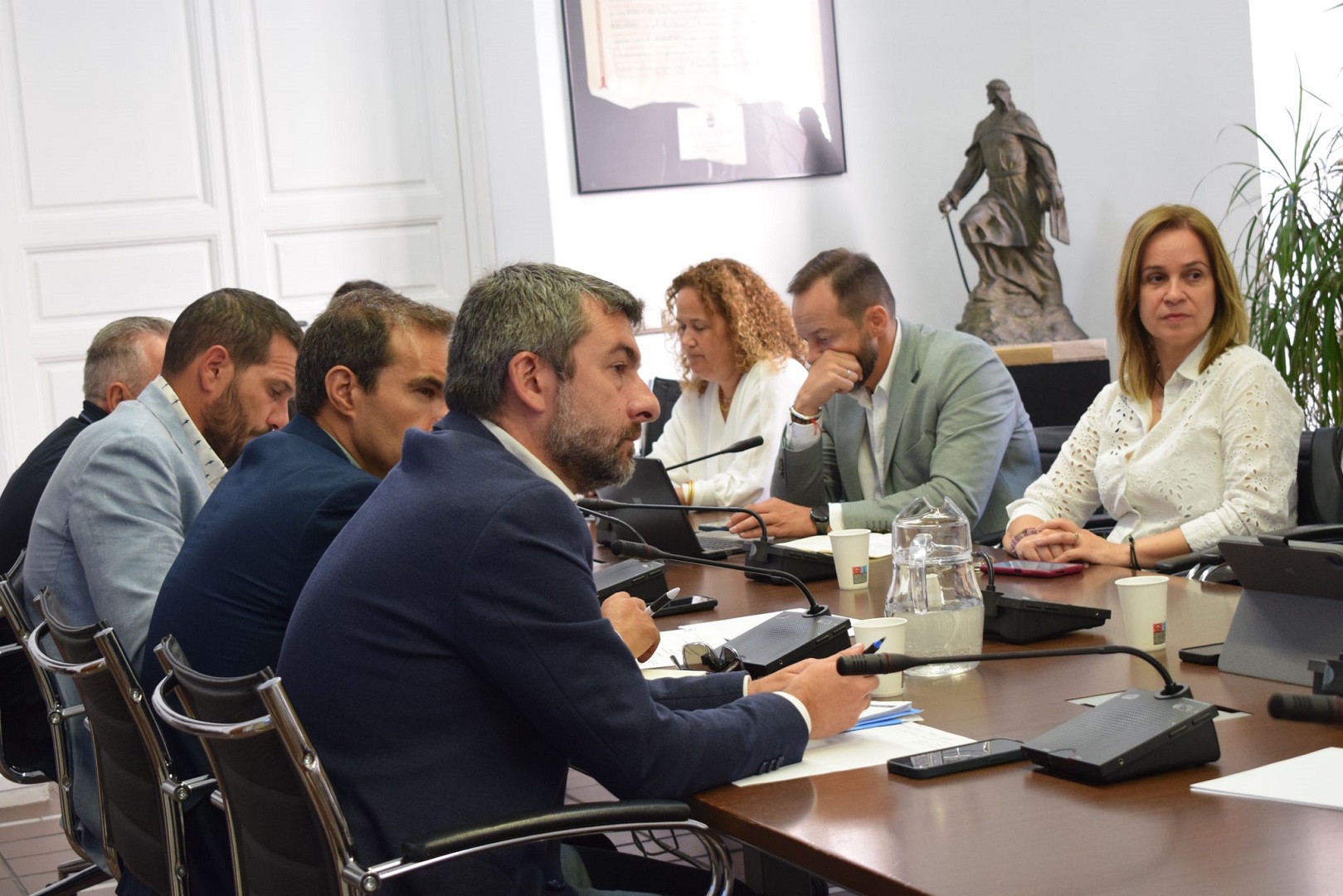 Manuel Campa, en primer término, durante la reunión de la Comisión