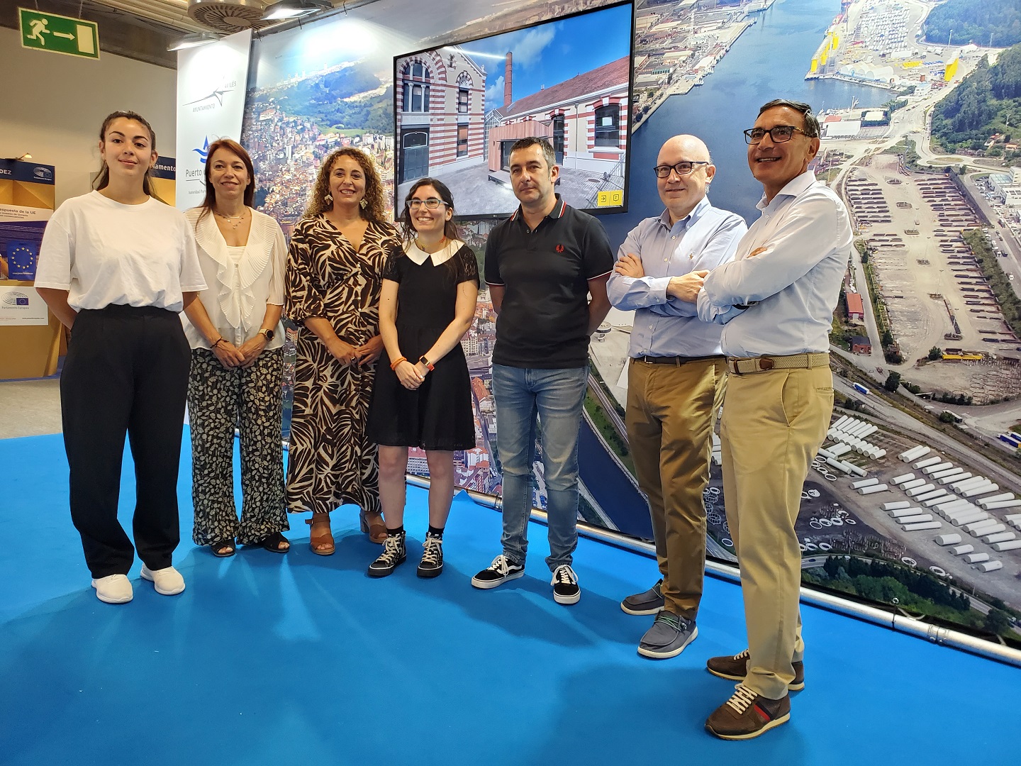 de izquierda a derecha: Sara Martín Florez, informadora en el stand conjunto del Ayuntamiento y la Autoridad Portuaria de Avilés; Ana Lamela, directora del Centro de Empresas La Curtidora; Ana Isabel Cadrecha, técnica del servicio municipal Avilés Empresas; Laura García, responsable de I+D de Room2030; Manuel Campa, concejal de Desarrollo Urbano y Económico; Luis García, cofundador y director técnico de Trelia Data; y Ángel Fernández, promotor y CEO de CIMC-Tianda.