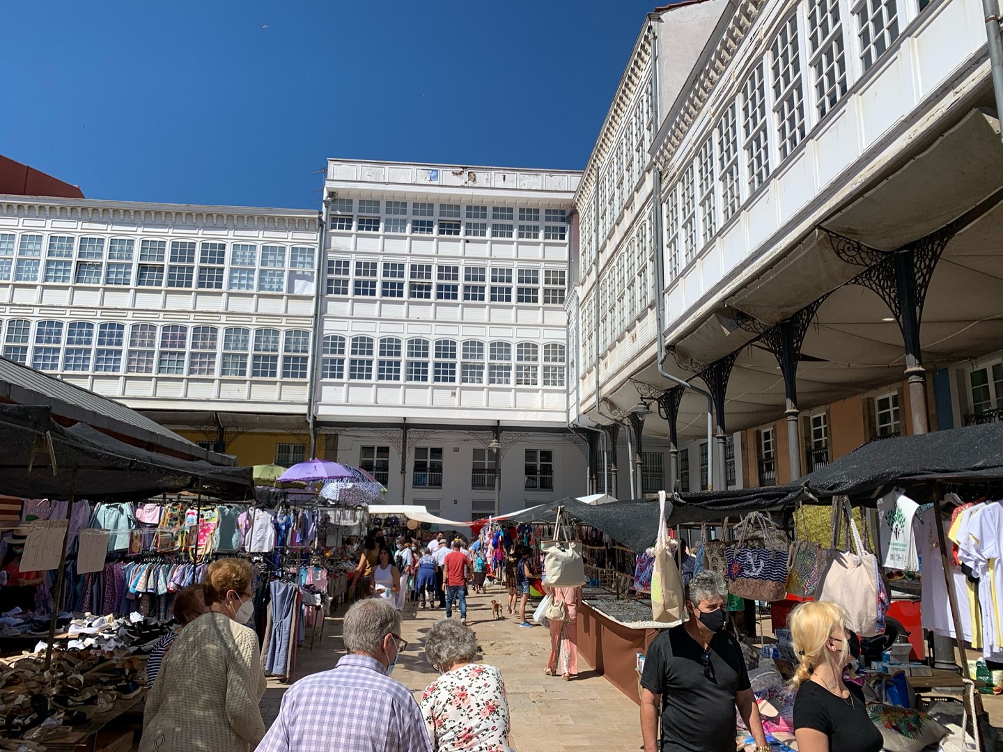 Plaza de Hermanos Orbón en un día de mercado