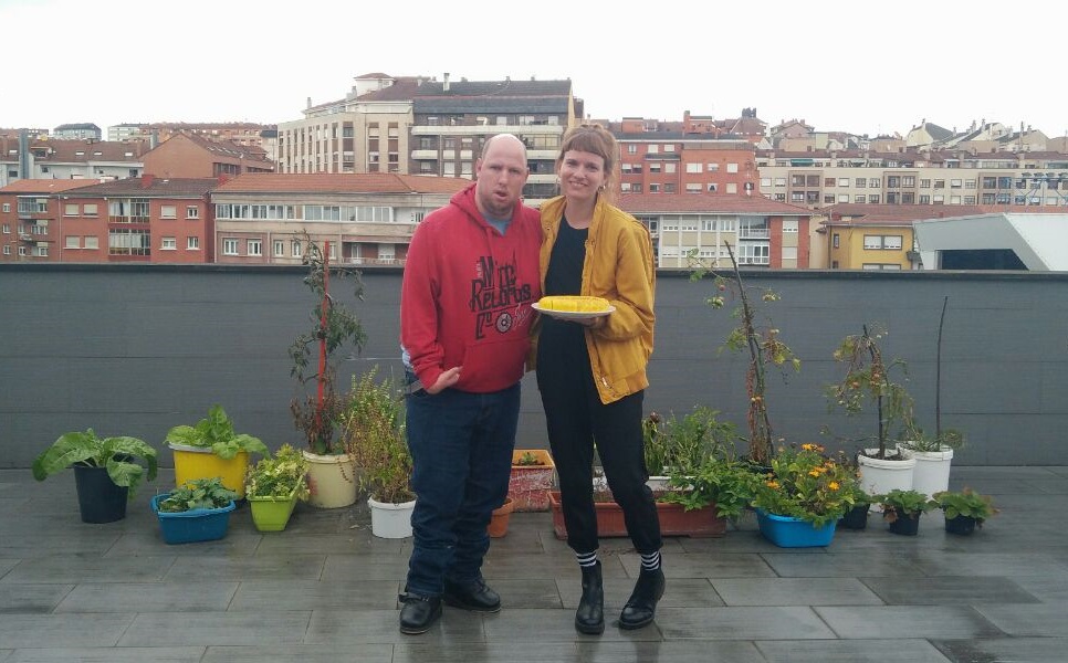 La concejala de Juventud, Raquel Ruiz da la bienvenida a Avilés a un nuevo voluntario del Cuerpo Europeo de Solidaridad
