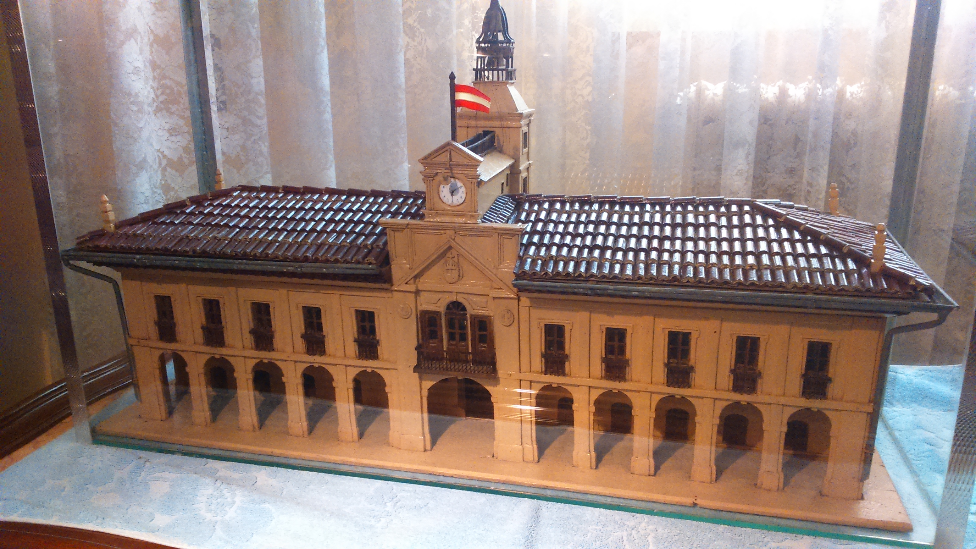 El Museo de la Historia Urbana de Avilés recibe una maqueta del Ayuntamiento realizada en 1929