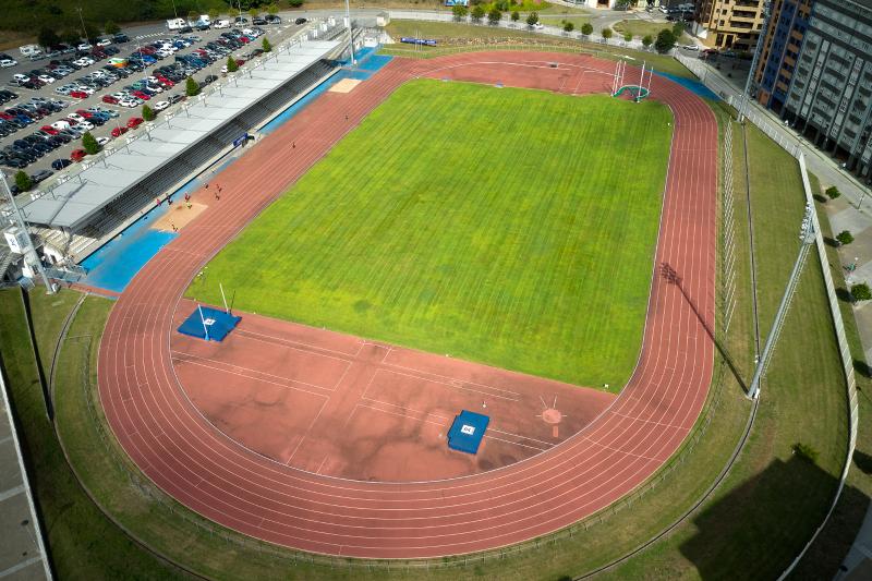 Tres empresas optan a renovar el pavimento de la pista de atletismo del Estadio Municipal 
