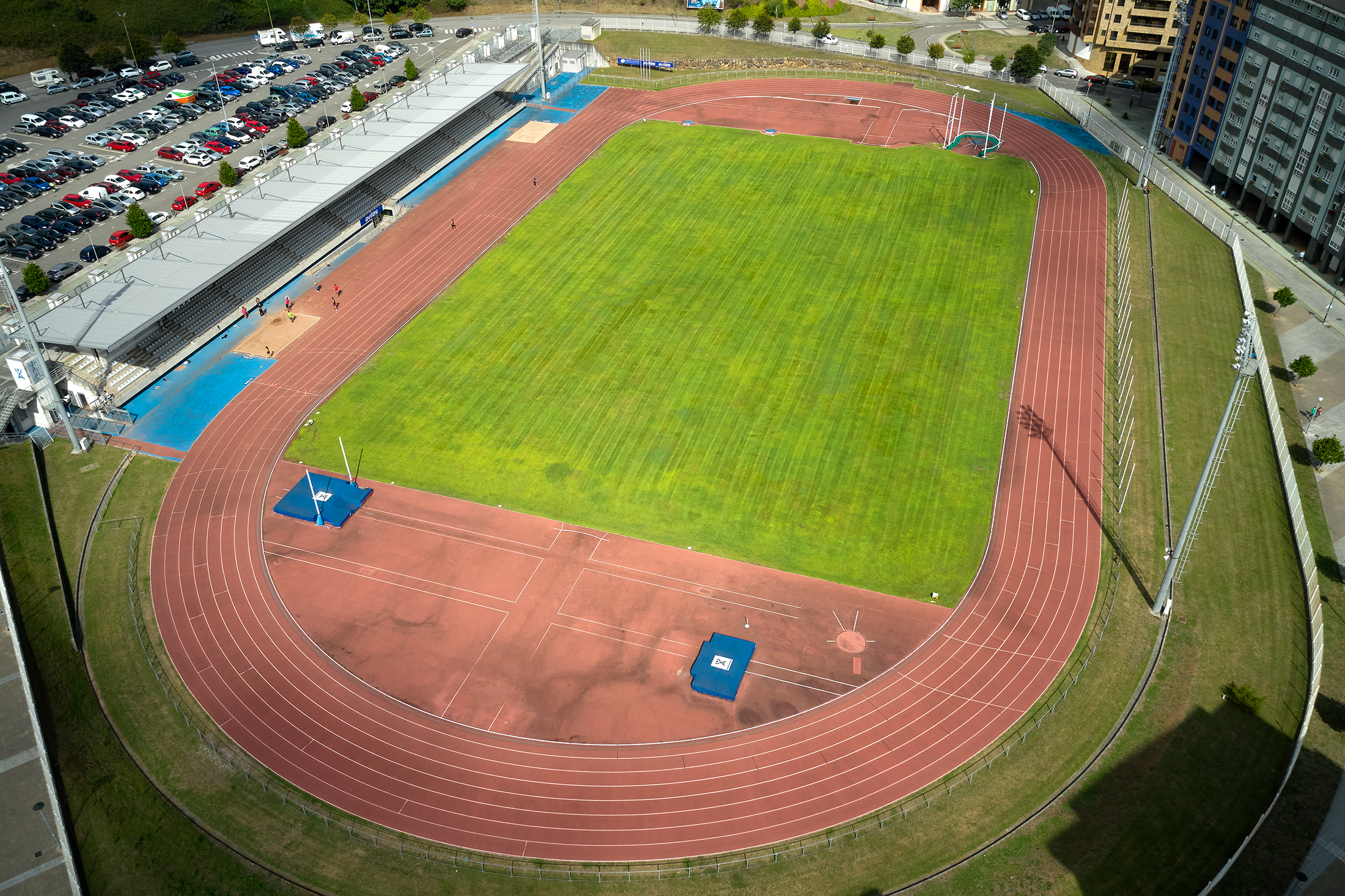 Tres empresas optan a renovar el pavimento de la pista de atletismo del Estadio Municipal Yago Lamela