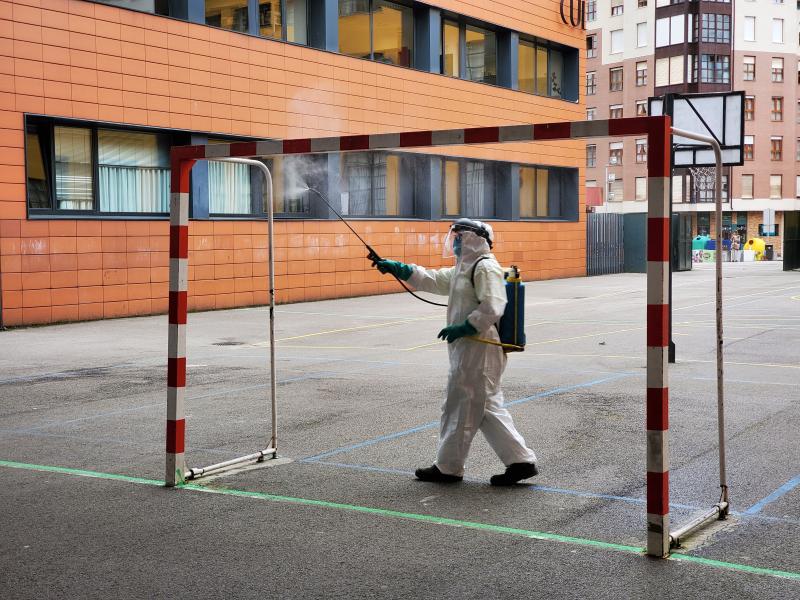 Delmiro supervisa la limpieza y desinfección de los colegios Palacio Valdés y Sabugo