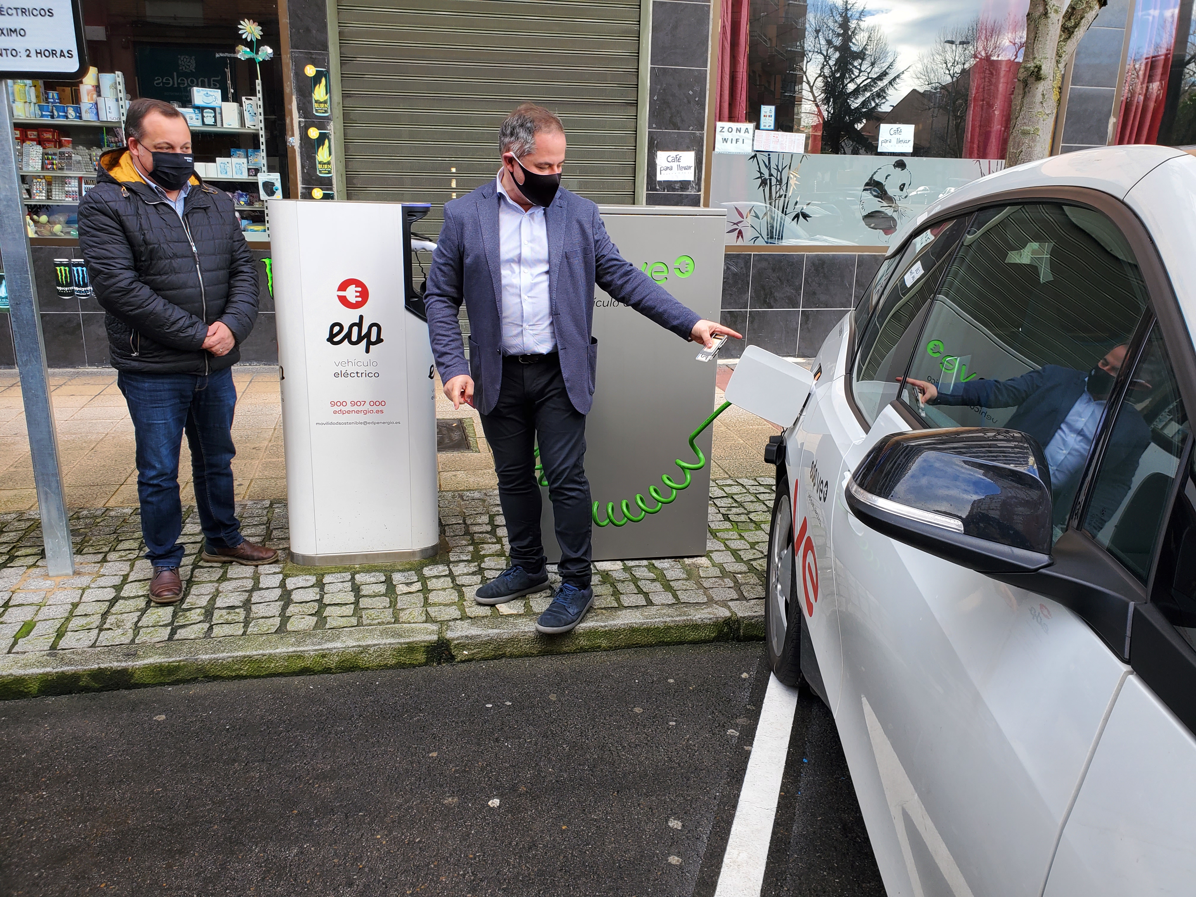 Entran en servicio las dos primeras estaciones de recarga para vehículos eléctricos en la vía pública