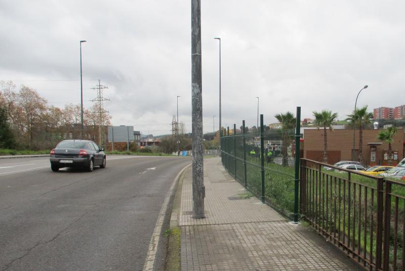 Instalada una valla de protección en la calle Marqués de Suances