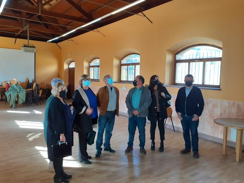 La alcaldesa visita las obras de mejora de los centros socioculturales de Valliniello y Miranda