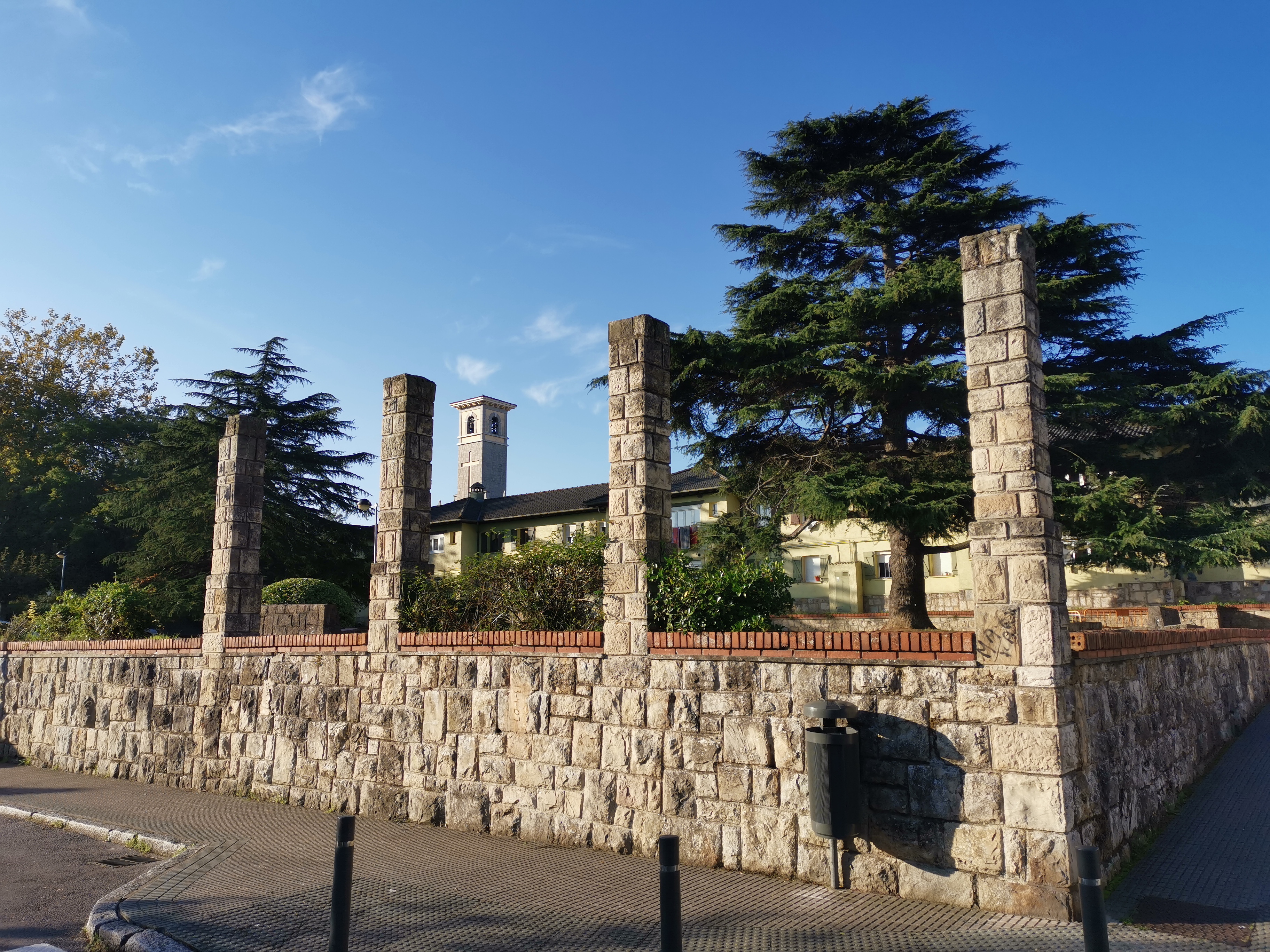 La zona verde de la calle Monte Cauribo, en Llaranes, recuperará sus dos pérgolas de madera