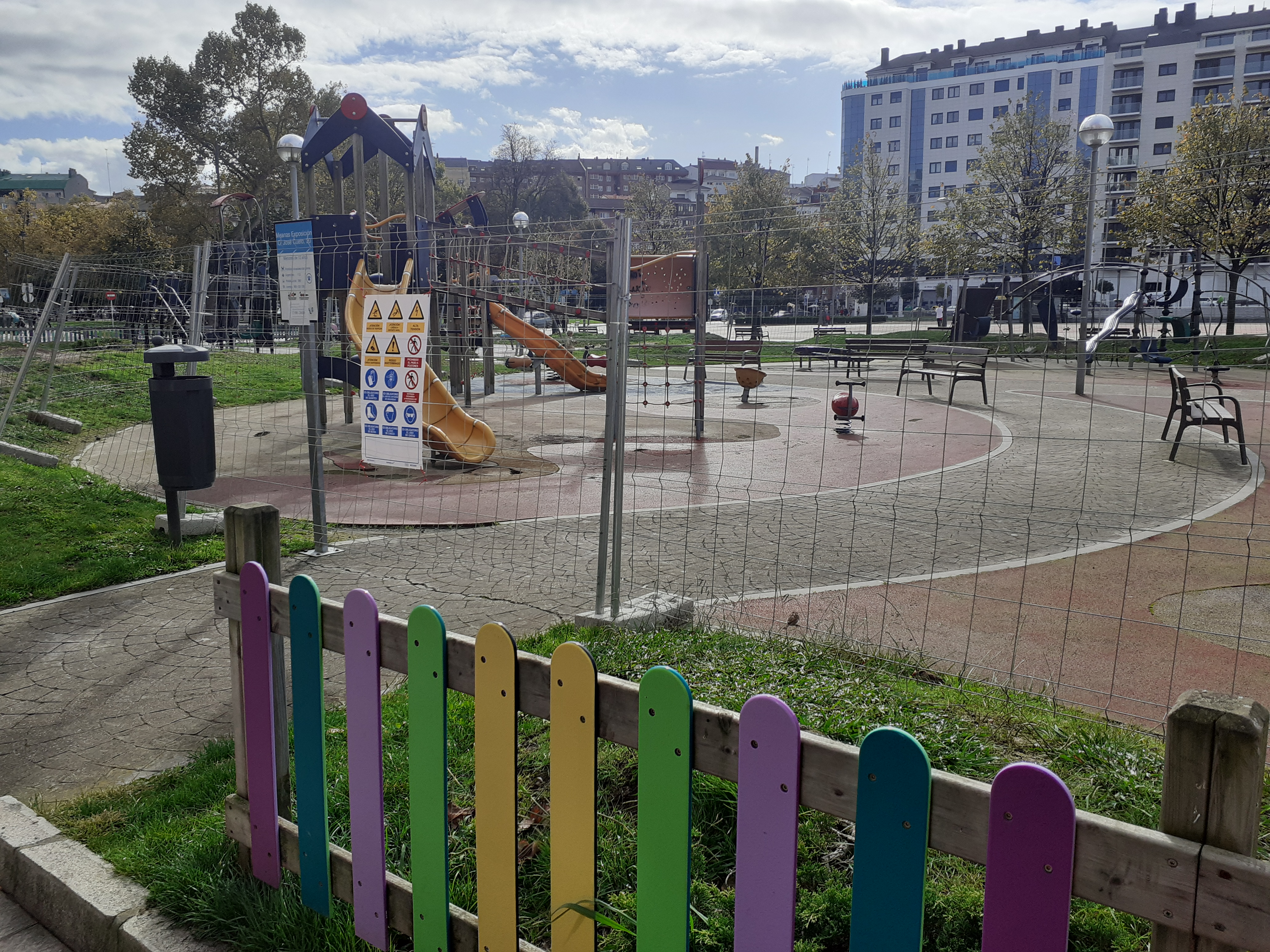 Arranca la renovación del pavimento antigolpes de los juegos infantiles de la pista de La Exposición