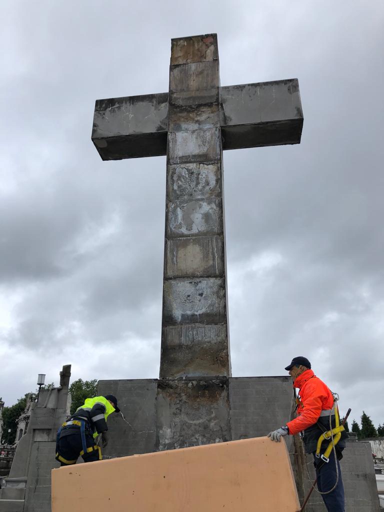 El Ayuntamiento de Avilés retira los símbolos franquistas de la cruz del cementerio de La Carriona