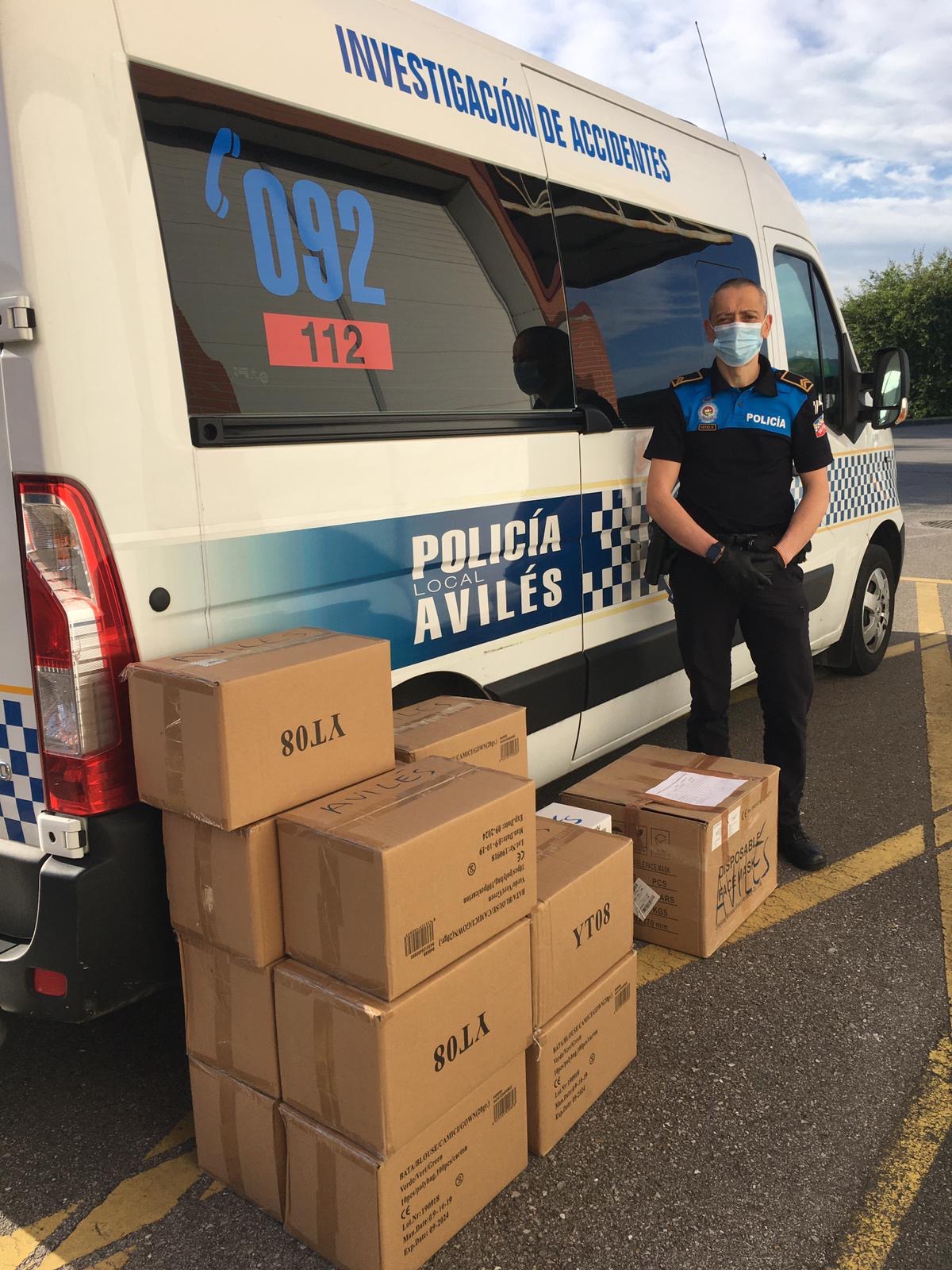 La Policía Local recoge en el SEPA material de protección comprado por el Ayuntamiento de Avilés