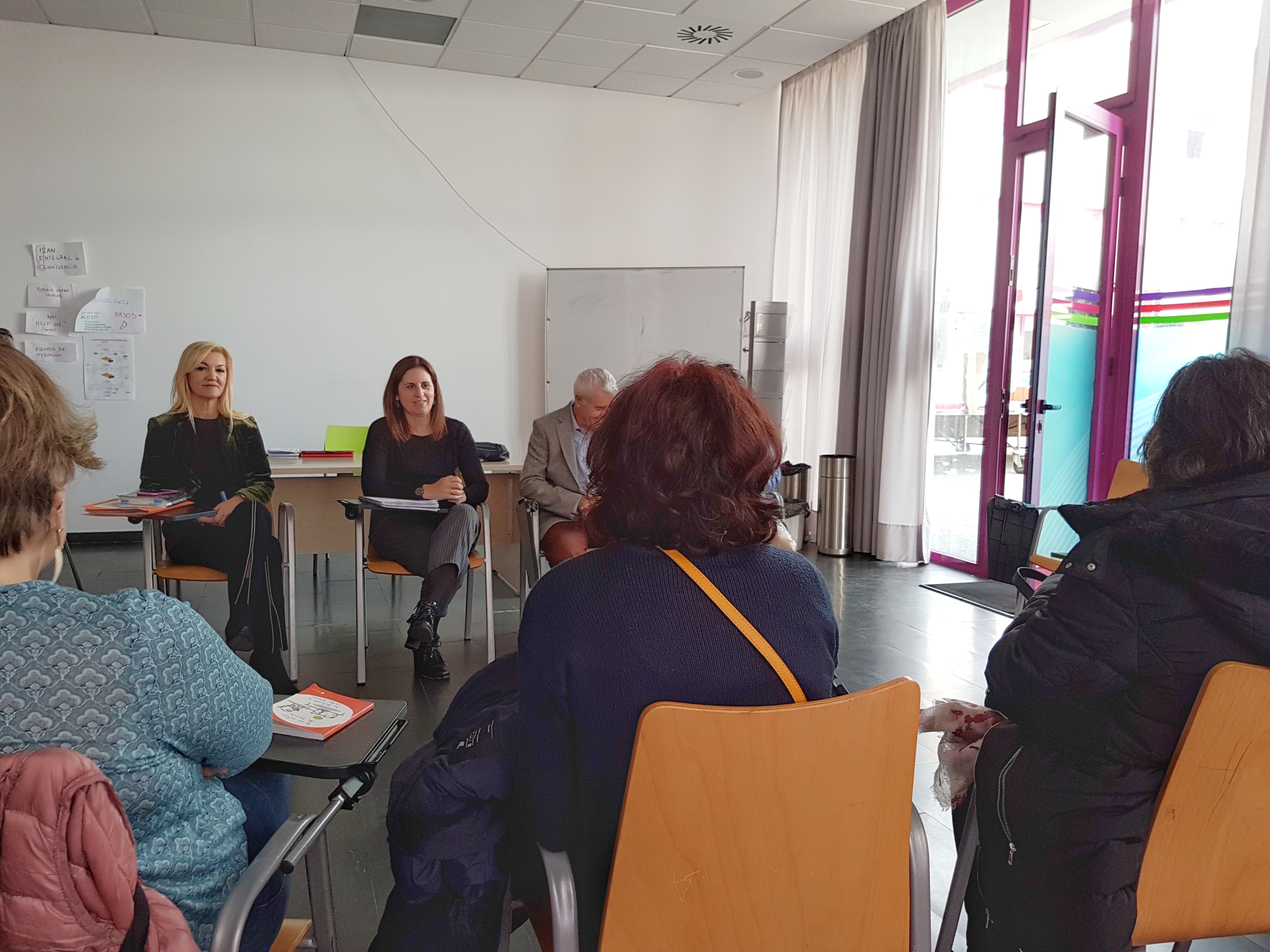 La edil de Educación informa a centros educativos y a AMPAs sobre el nuevo contrato del servicio de comedor