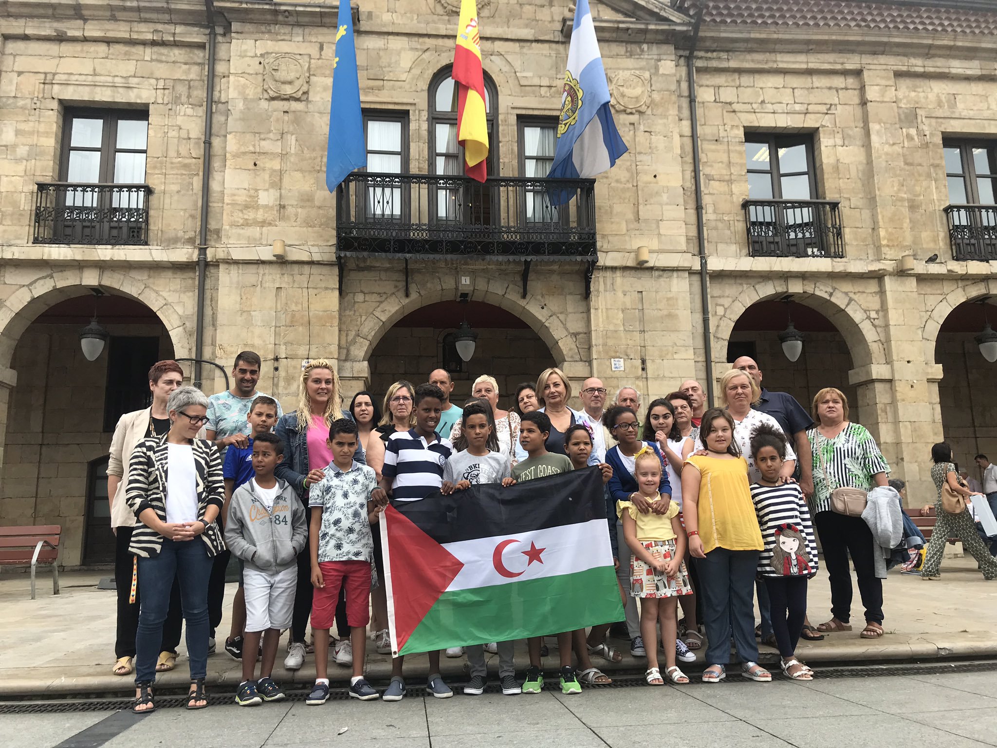 La alcaldesa recibe a los 17 niños y niñas saharauis que pasan el verano en Avilés con el programa Vacaciones en Paz