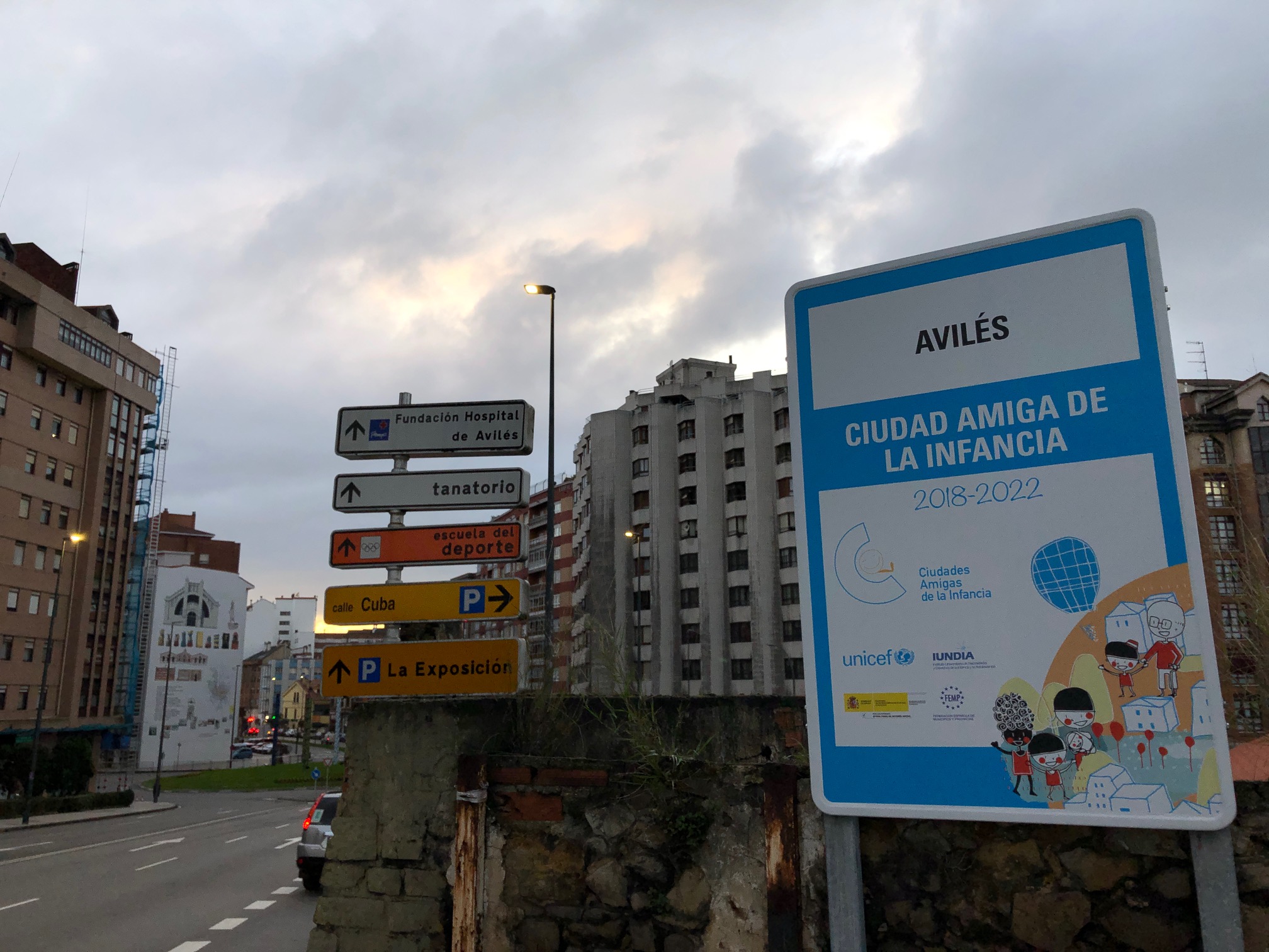 Instaladas tres nuevas placas que dan la bienvenida a Avilés, Ciudad Amiga de la Infancia