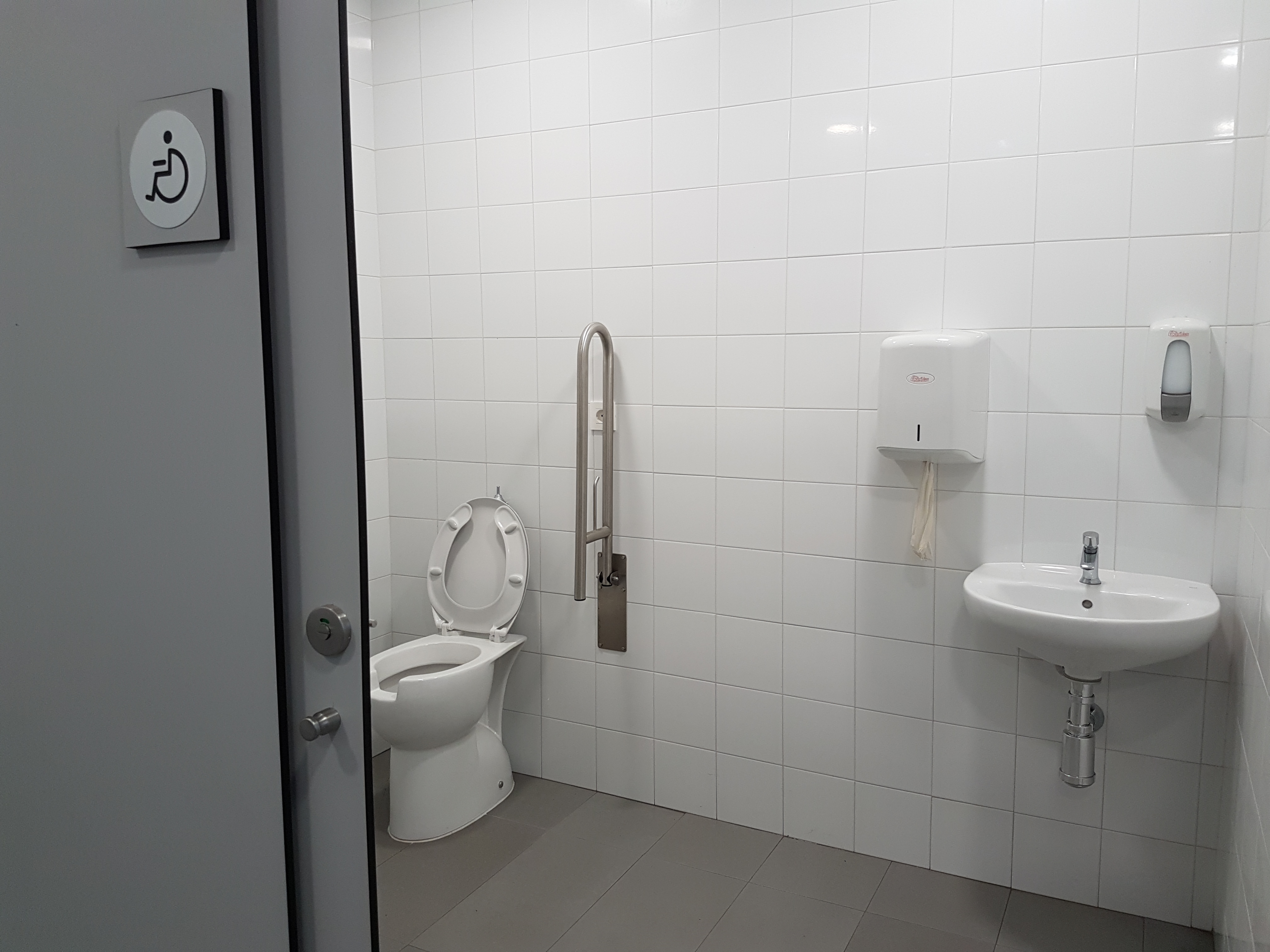 Los aseos del parque de Ferrera reabren al público tras su reforma integral