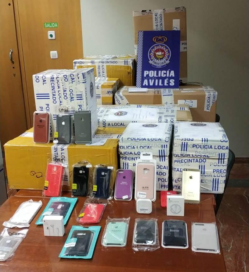 La Policía Local interviene 2.408 artículos falsos de Apple y Samsung en una tienda de accesorios de telefonía del centro