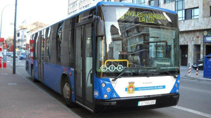 El Ayuntamiento quiere que los menores de 12 años utilicen el autobús gratis y más descuentos para mayores