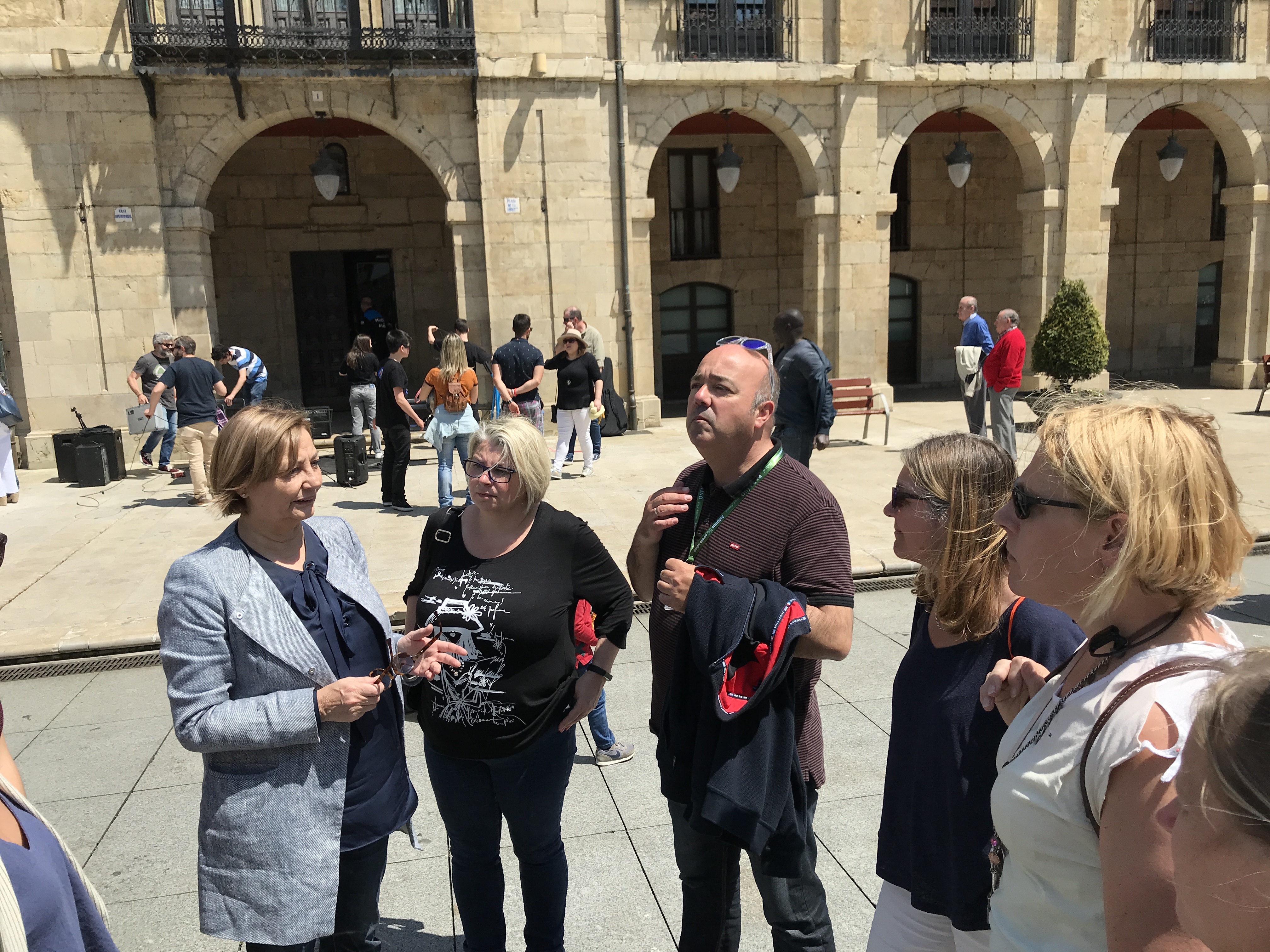 La alcaldesa presenta la Fundación Enseña a agentes de viajes británicos especializados en turismo idiomático