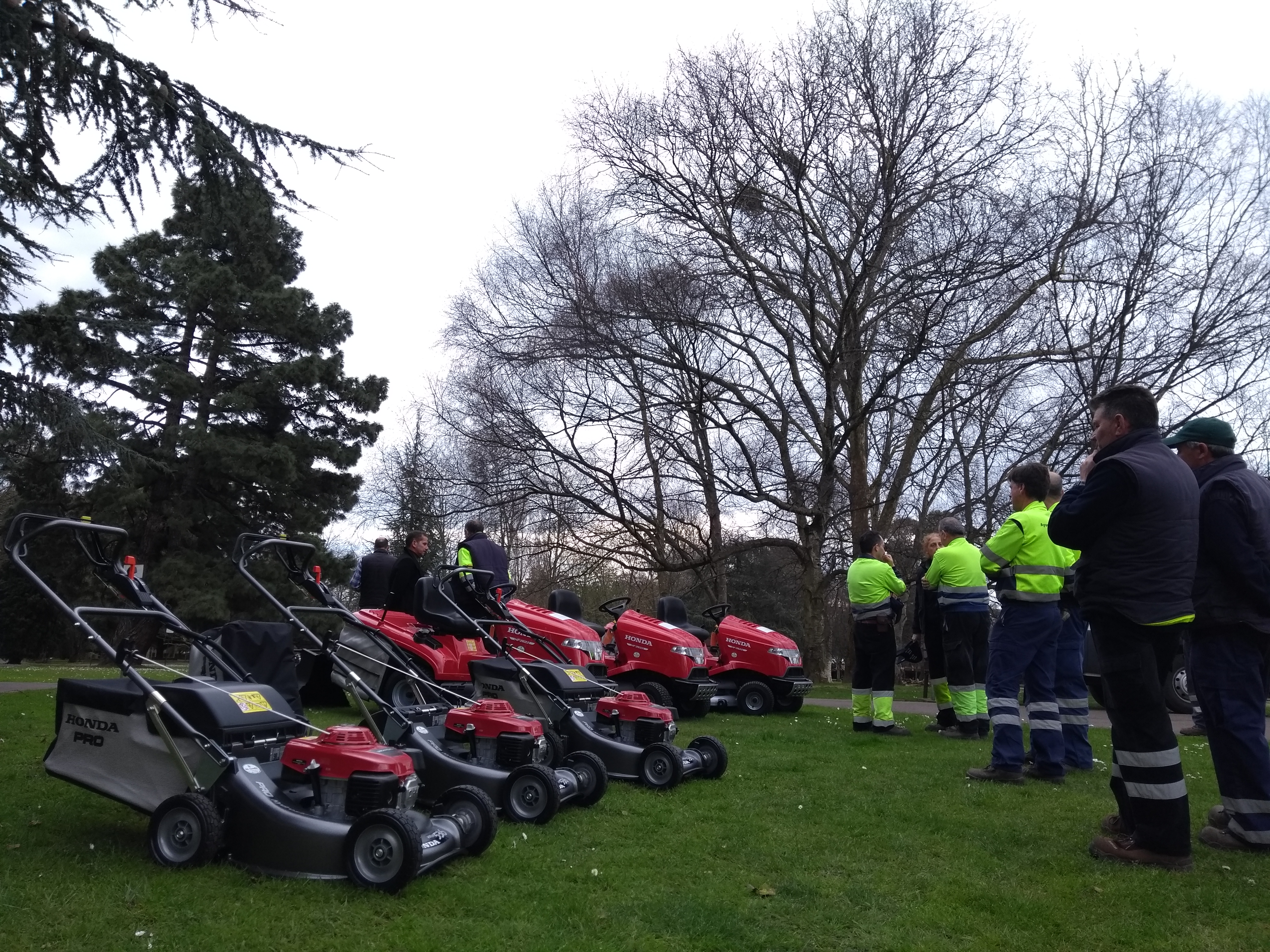 El servicio de Parques y Jardines incorpora 6 nuevos cortacéspedes