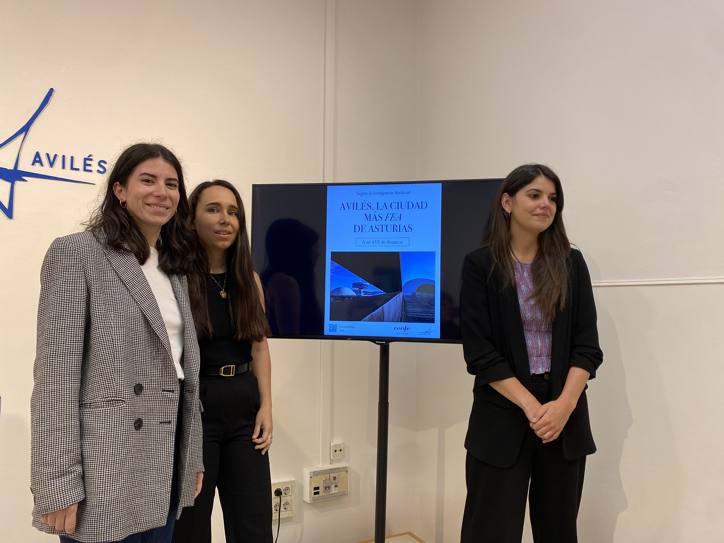 Fotografía de la presentación de la campaña. A la izquierda, Alba Bahamonde y Ana Abati, de Abside Estudio. A la derecha, la concejala de Turismo, Raquel Ruiz