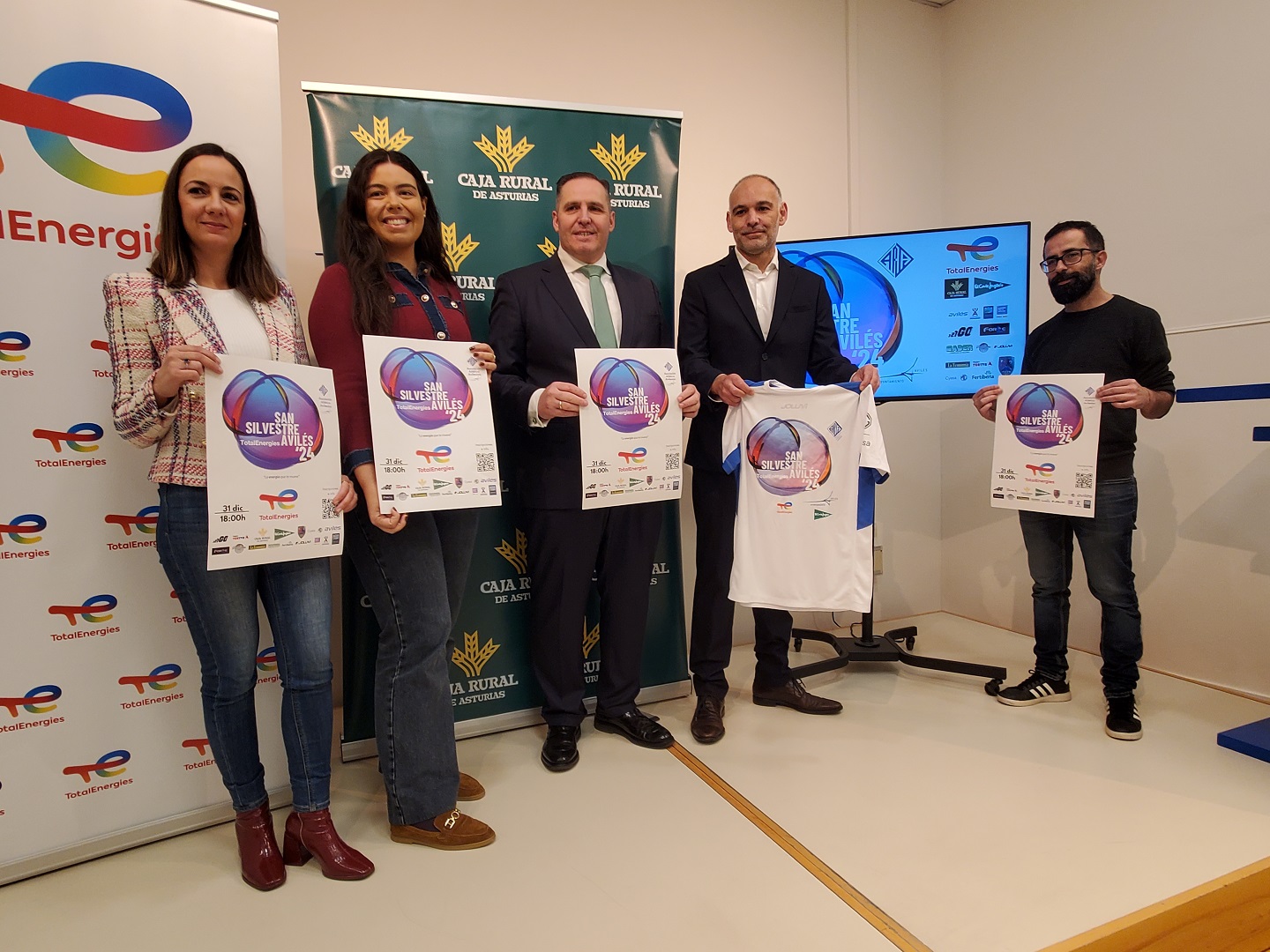 María Vázquez (Cyasa MG), Paula Sánchez (TotalEnergies), José Vega (Caja Rural de Asturias), Gerardo González (Atlética Avilesina) y David García (concejal de Deportes)