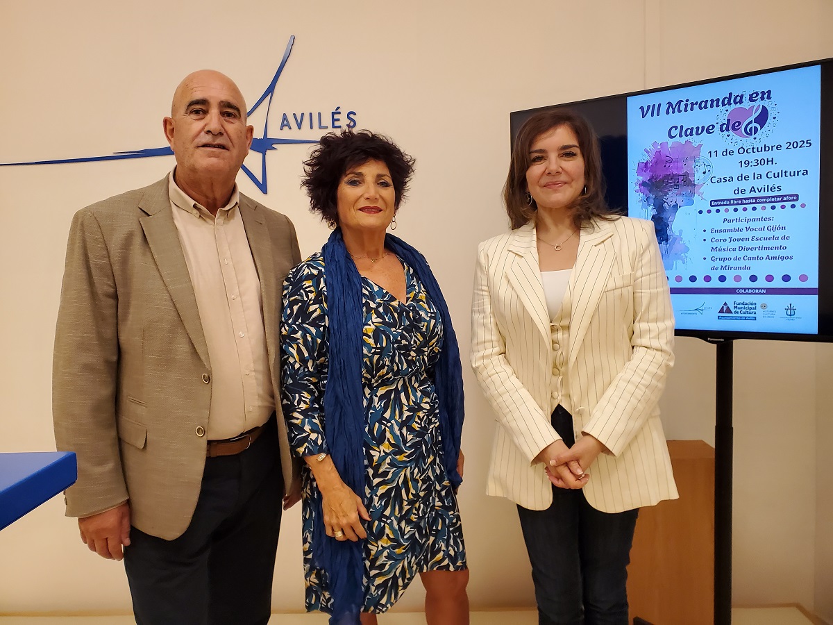 De izquierda a derecha: el presidente y la secretaria del Grupo de Canto Amigos de Miranda, Luis Menéndez y Elsa Ana Sánchez, y la concejala de Cultura, Yolanda Alonso