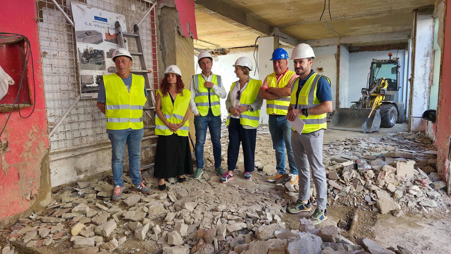 En la fotografía aparecen, de izquierda a derecha: el concejal de Servicios Sociales, Agustín Medina; la concejala de Vivienda, Ana Solís; el consejero de Vivienda, Ovidio Zapico; la alcaldesa de Avilés, Mariví Monteserín; el concejal de Servicios Urbanos, Pelayo García, y el director general de Vivienda, Jesús Daniel Sánchez.