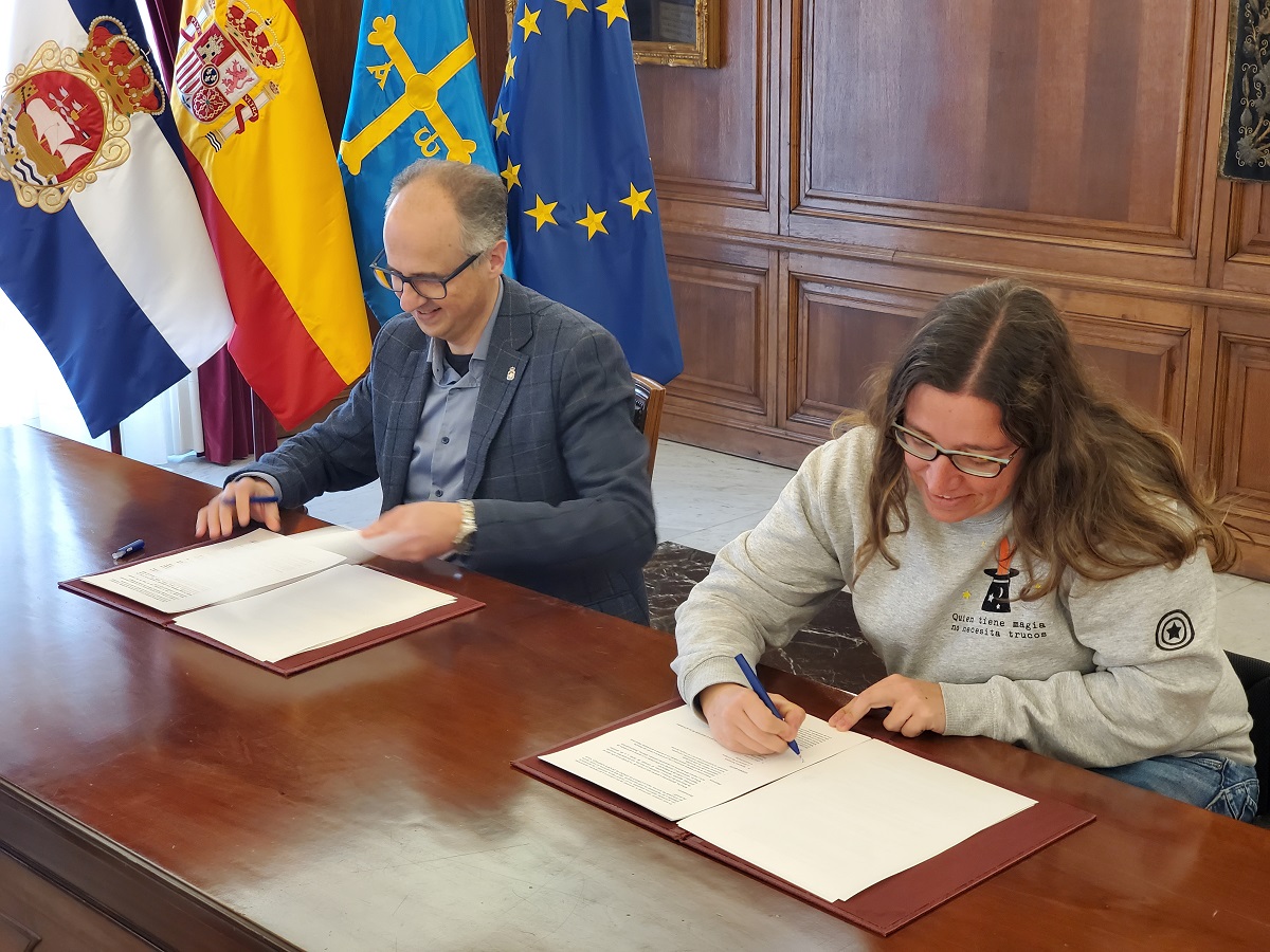 El concejal de Deportes, Juan Carlos Guerrero, y la directora técnica de FEDEMA, Beatriz Álvarez