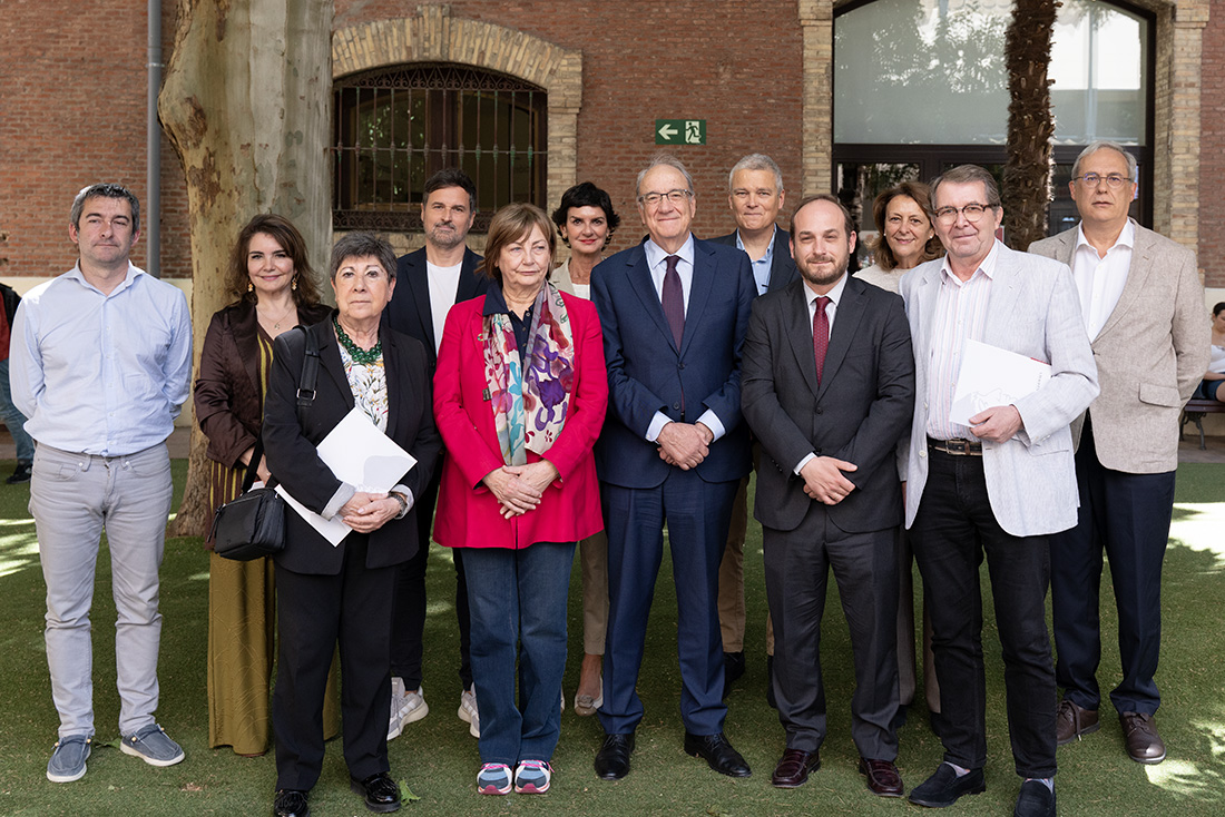 La alcaldesa Mariví Monteserín, en el centro, entre los firmantes del acuerdo
