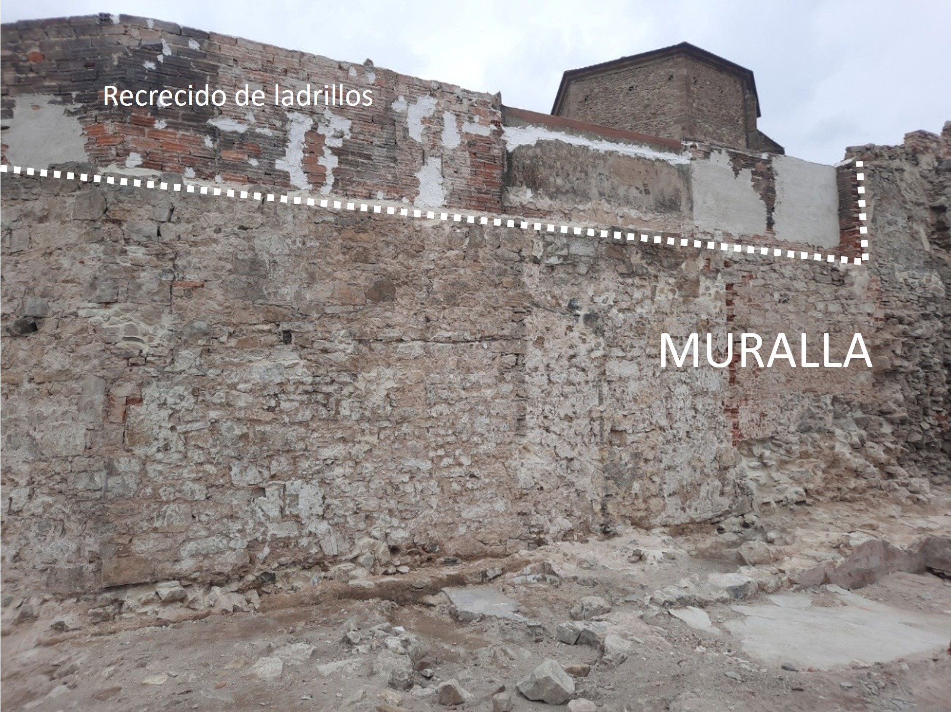 Fotografía que muestra los vestigios hallados de muralla y el recrecido de ladrillos posterior