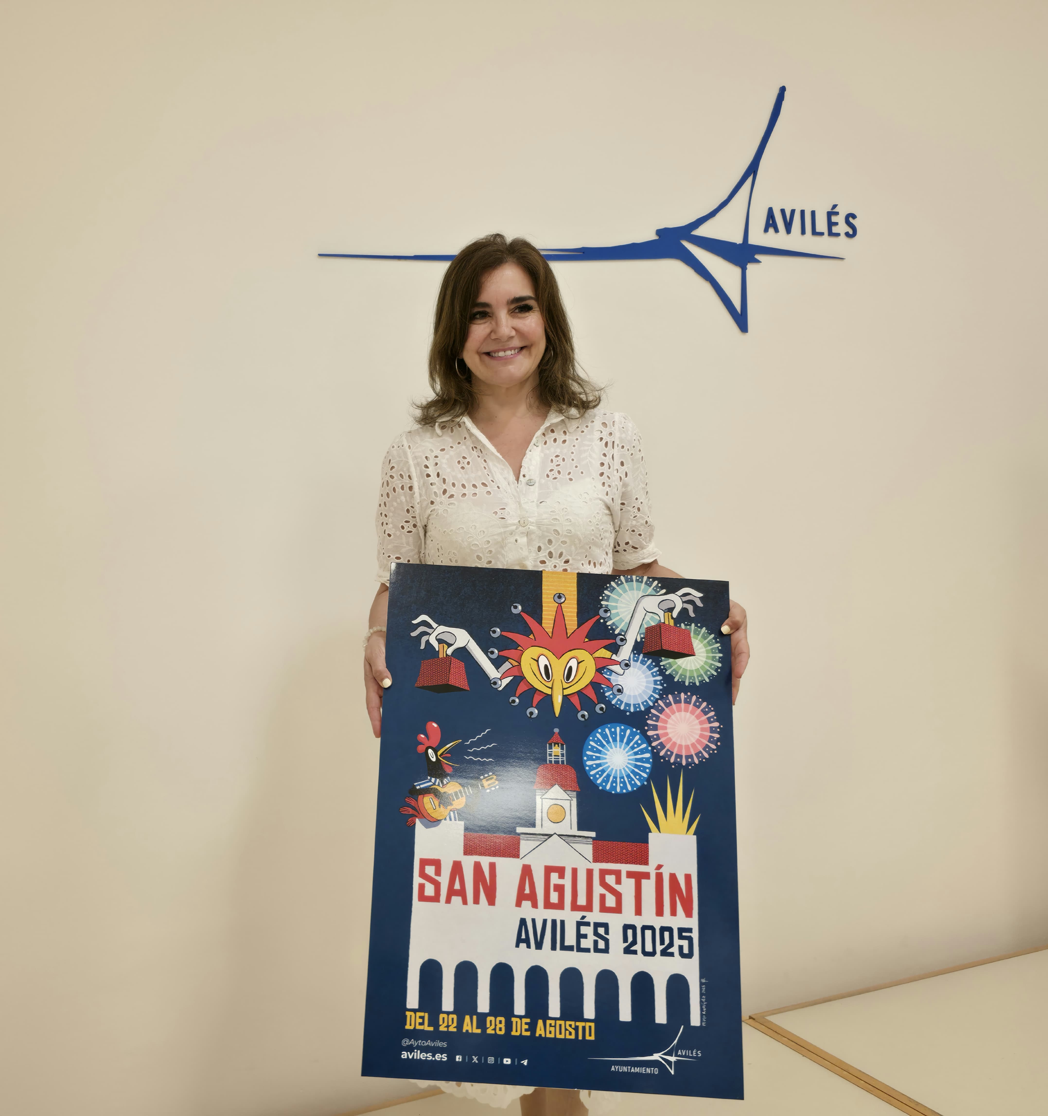 La concejala de Festejos, Yolanda Alonso, sostiene el cartel de San Agustín 2025 durante la presentación de la programación