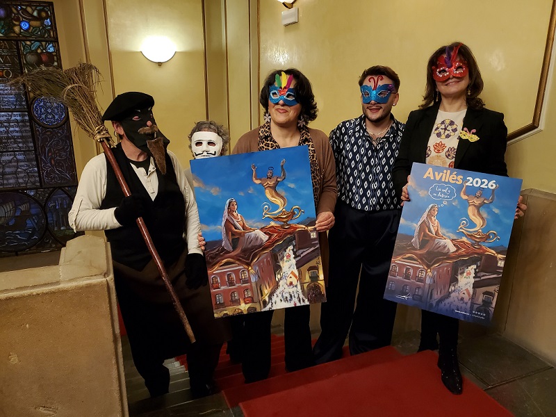 De izquierda a derecha: 'El Festu', personaje del Antroxu Tradicional; César Álvarez, portavoz de la Compaña L'Asoleyada; Carmen Peláez, autora del cartel; Agustín Hernández, portavoz de 'Los Peluqueros Antroxaos'; y Yolanda Alonso, concejala de Festejos 