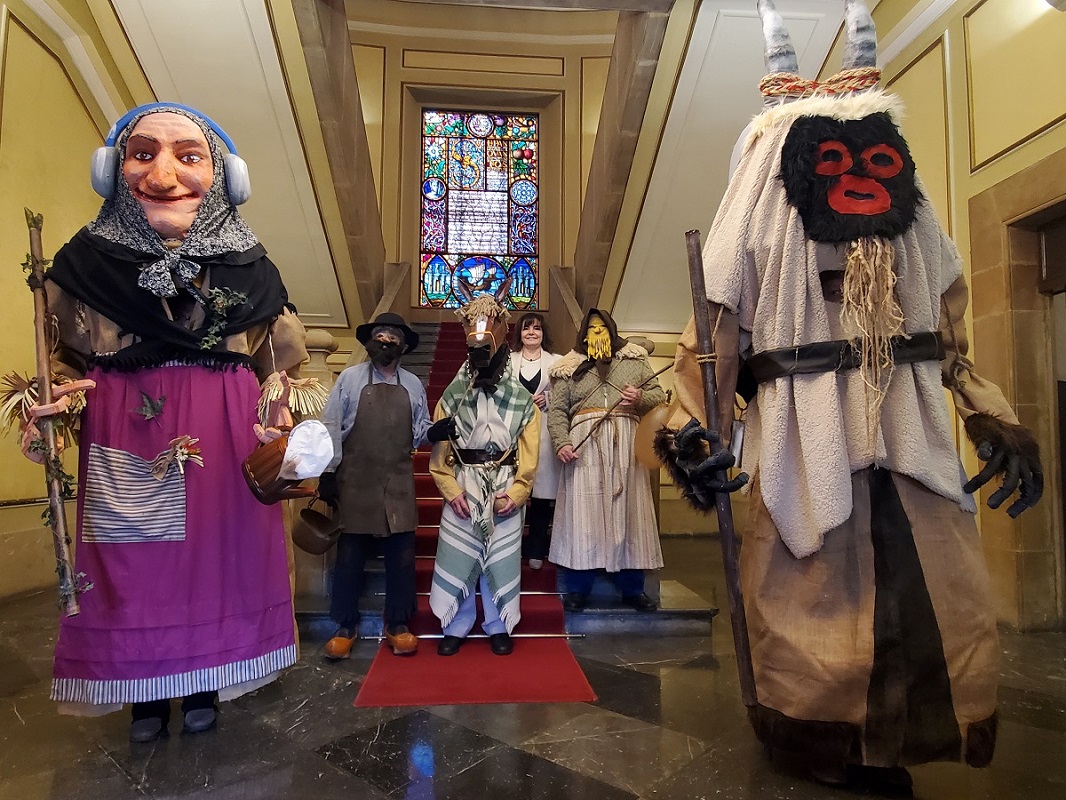 De izquierda a derecha: 'La Vieya'; 'El Xagó'; 'El Balloque'; la concejala de Festejos, Yolanda Alonso; 'El Cotás'; y el 'Xigantín de El Cornelu'