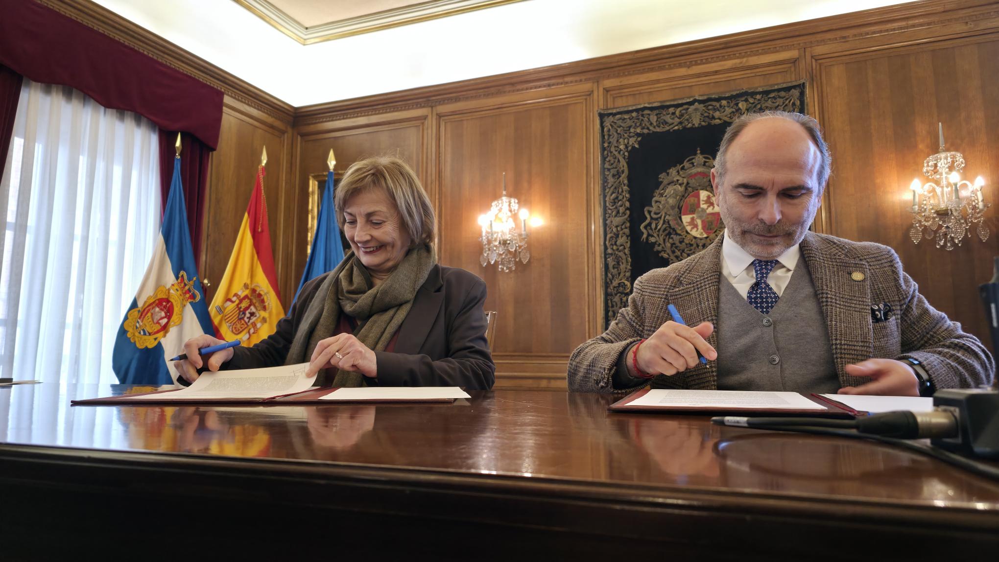 La alcaldesa y el rector, durante la firma del protocolo de colaboración