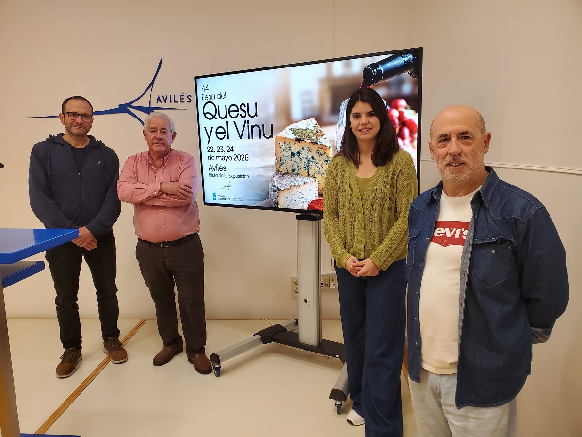 De izquierda a derecha: Alberto Valiente, secretario de la Asociación de Queseros Artesanos de Asturias; José Jerónimo Jiménez, presidente de la Asociación Pláganu; Raquel Ruiz, concejala de Turismo y Mercados; y Santiago Medina, responsable de la vinatería Merlot Vinos y Tapas