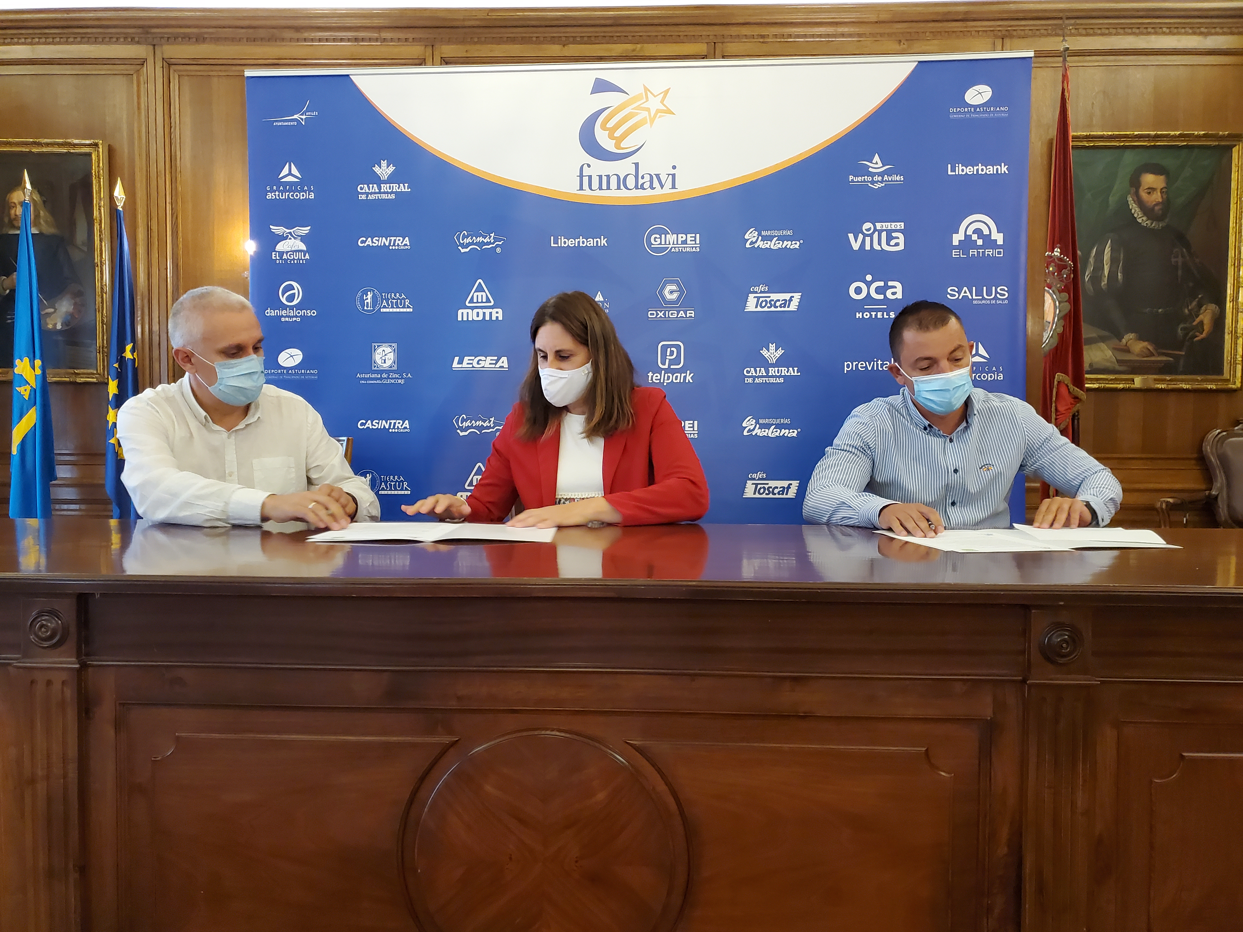 La concejala de deportes del Ayuntamiento de Avilés, Nuria Delmiro, estuvo presente durante la firma del acuerdo entre Luis Antonio García, representante de Enfoque Visual, y el presidente de Fundavi, Felipe Blanco