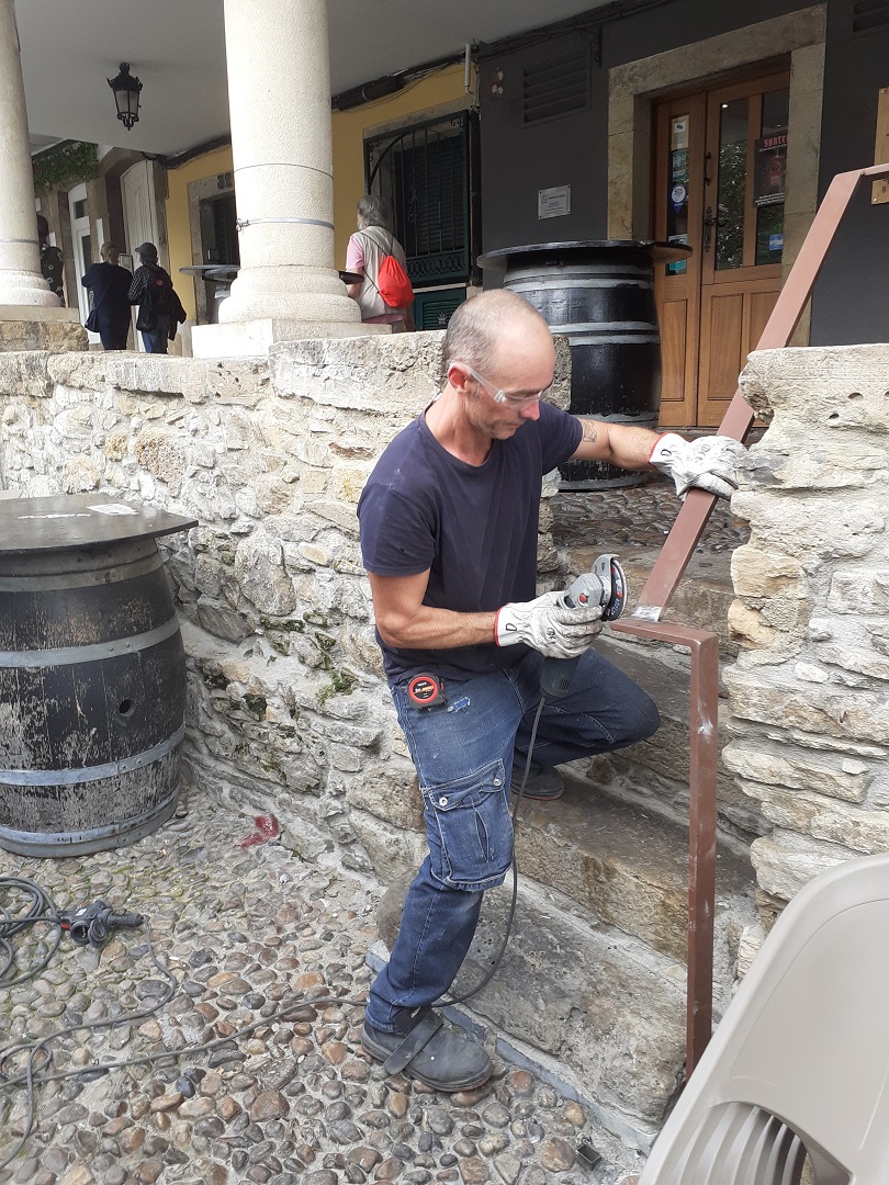 Un operario coloca la nueva barandilla en un acceso a los soportales de Galiana.