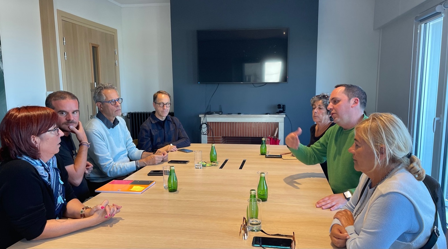 De izquierda a derecha Dominique Jardel, Sébastien Blaud, Frack Horn, Michel Ray, Sophie Maudit, Carlos Galán y Fuencisla Rubio en la reunión celebrada en el Ayuntamiento de Saint-Nazaire.