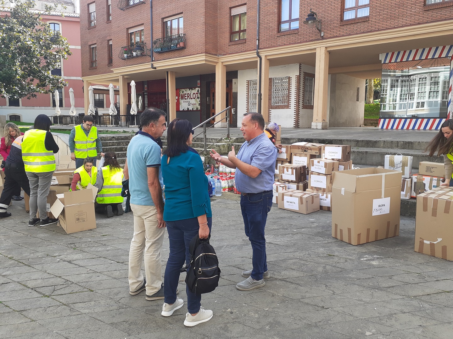 El concejal de Participación Ciudadana, Pelayo García, durante la recogida de material