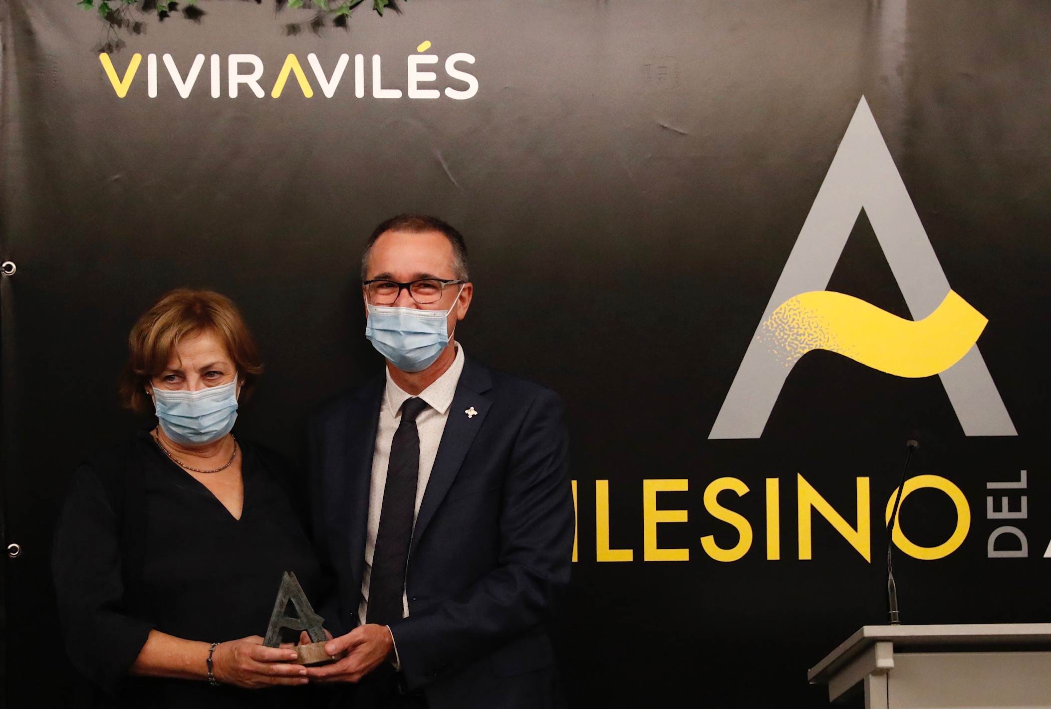 La alcaldesa de Avilés, Mariví Monteserín, junto al Consejero de Sanidad del Principado de Asturias, Pablo Fernández, durante la entrega del premio 