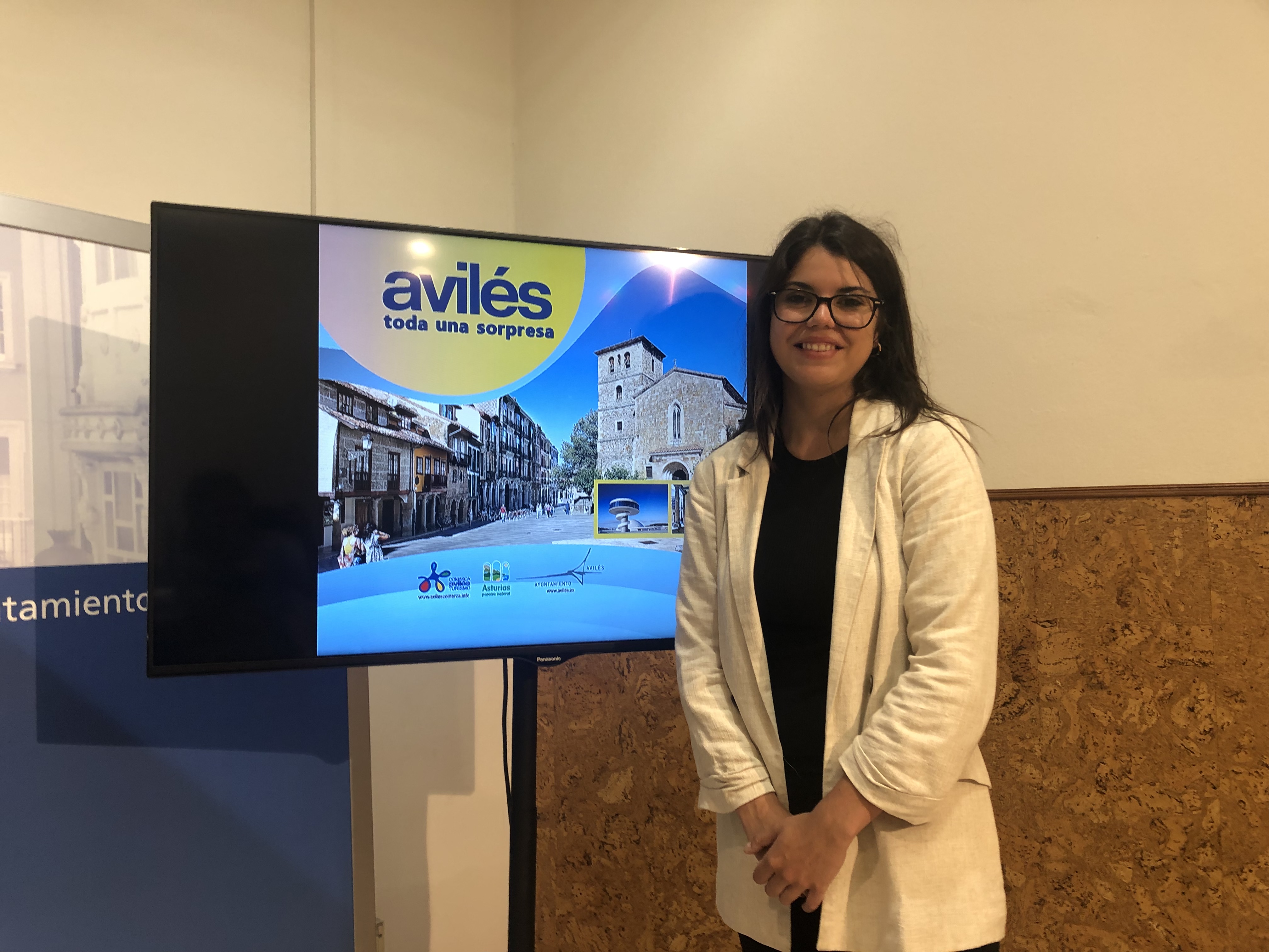 Avilés vuelve a promocionarse en los autobuses de la ruta Cangas de