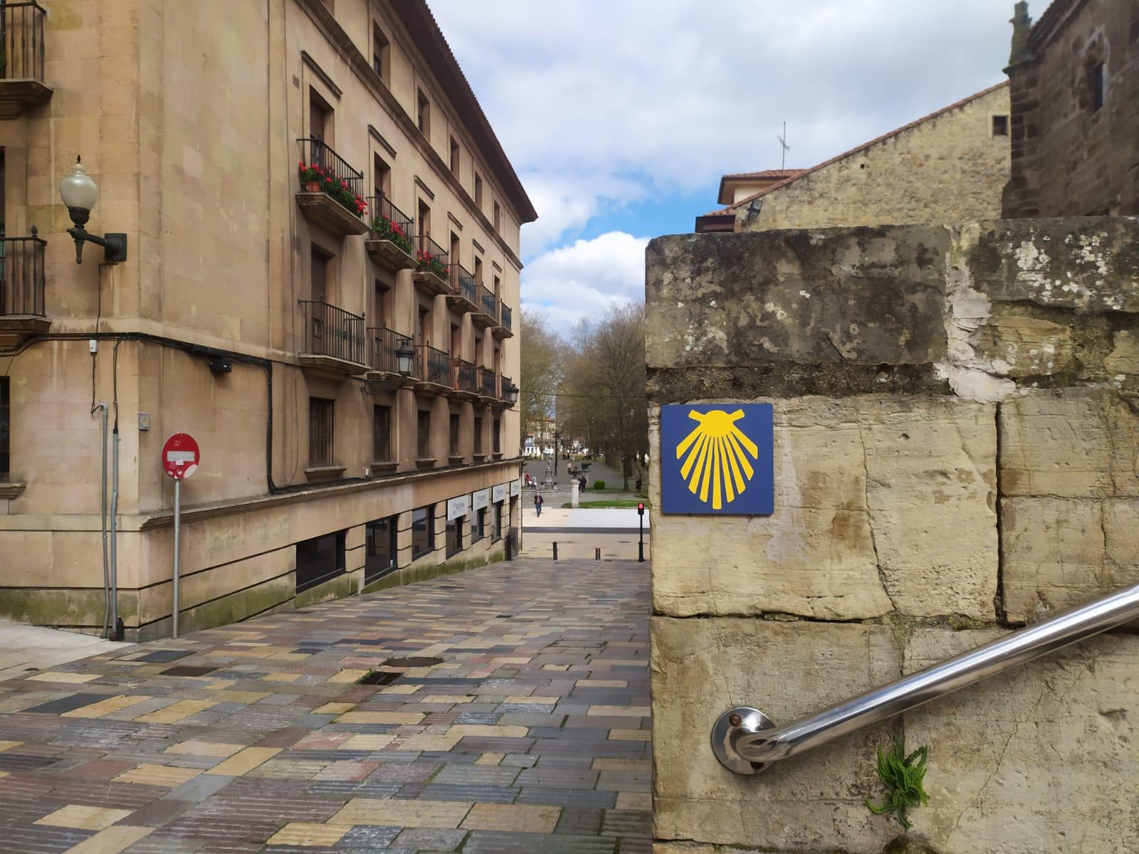Una de las señalizaciones del Camino de Santiago a su paso por Avilés
