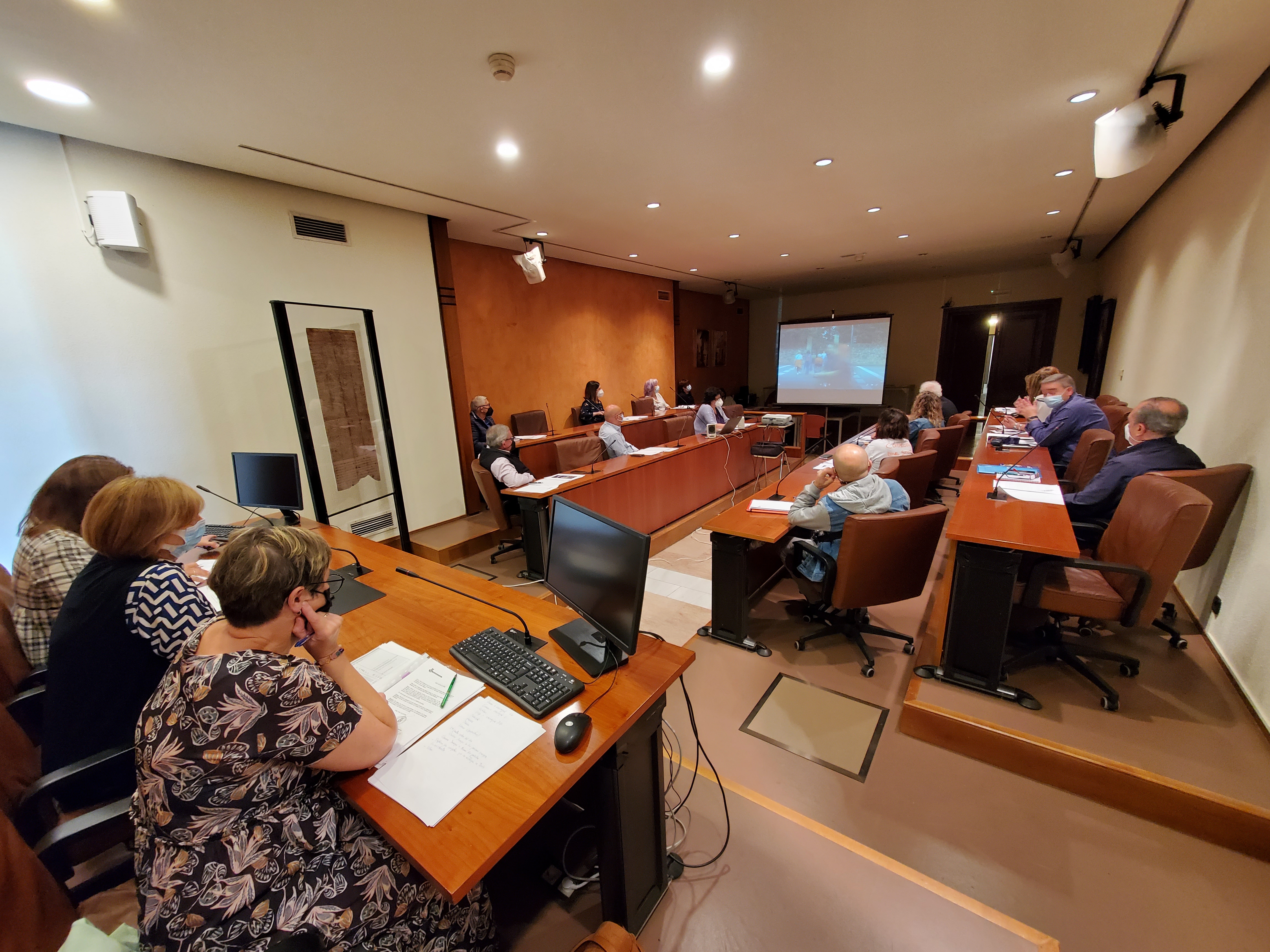 El Consejo de Mayores de Avilés reunido este jueves 30 de septiembre, durante la visualización del vídeo promocional de Avilés Ciudad Amigable con las Personas Mayores